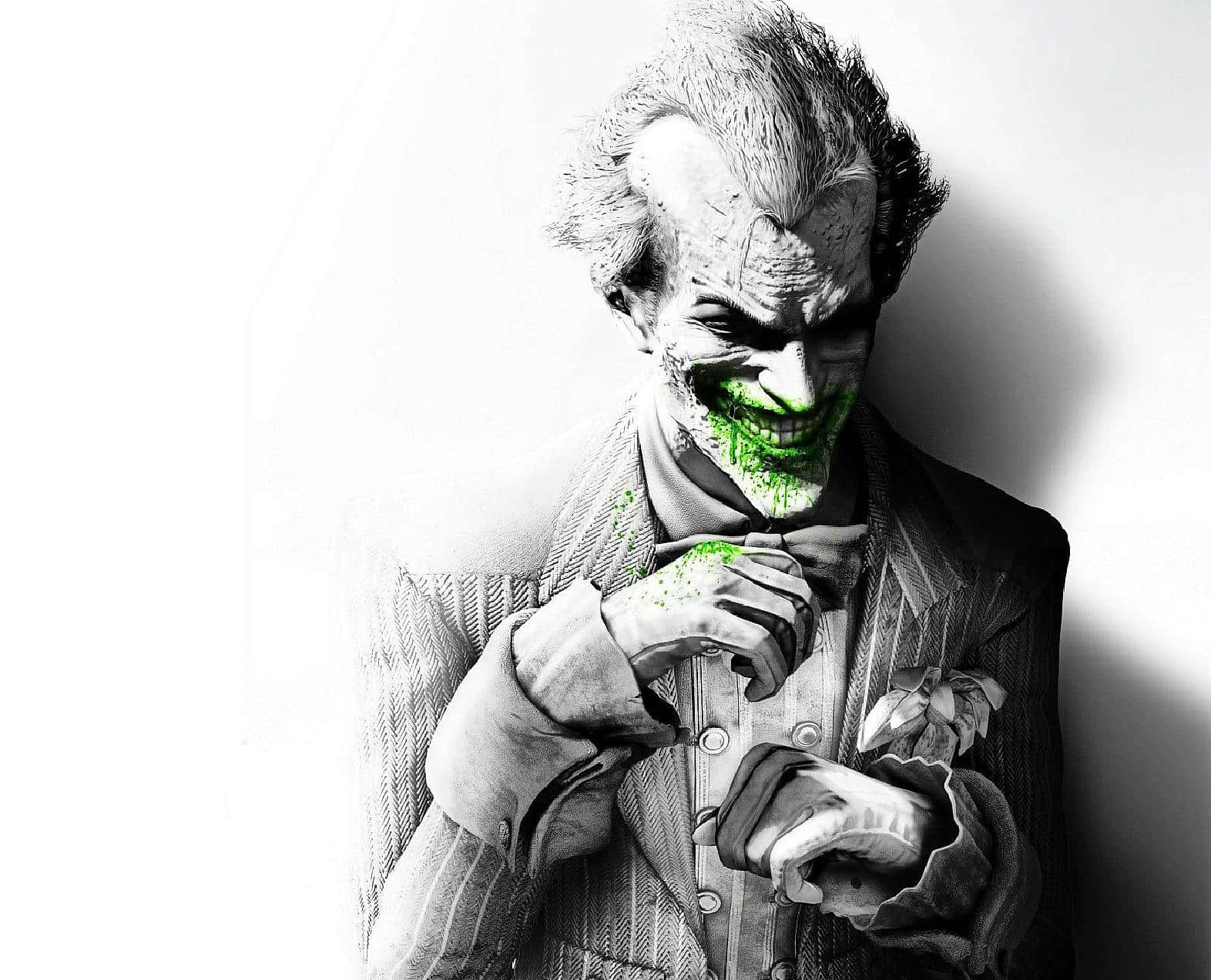 Joker Laughing 桌布 壁紙 — 一個帶著綠色塗抹笑容和凌亂頭髮的威脅性小丑，穿著細條紋西裝靠在一面純白的牆上。