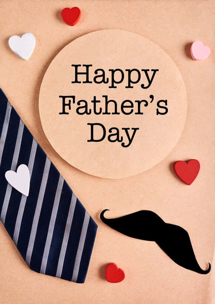 Fathers Day 桌布 壁紙 — 一個平鋪的父親節卡片，上面有條紋領帶、鬍子和心形圖案在牛皮紙上。