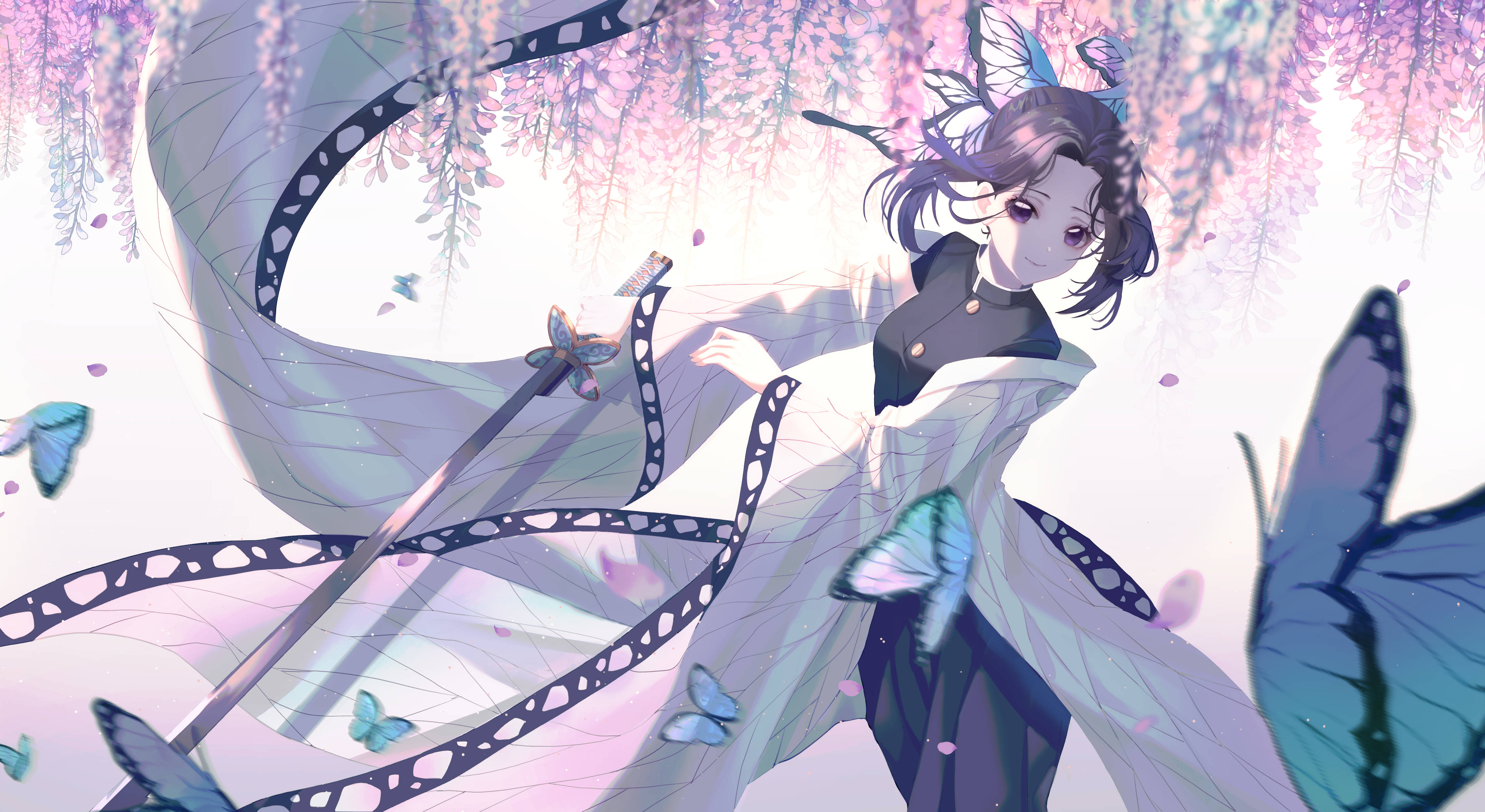 Shinobu 桌布 壁紙 — 一個平靜的動漫女孩，擁有蝴蝶翅膀和一把劍，站在粉紅色紫藤花瀑布下。