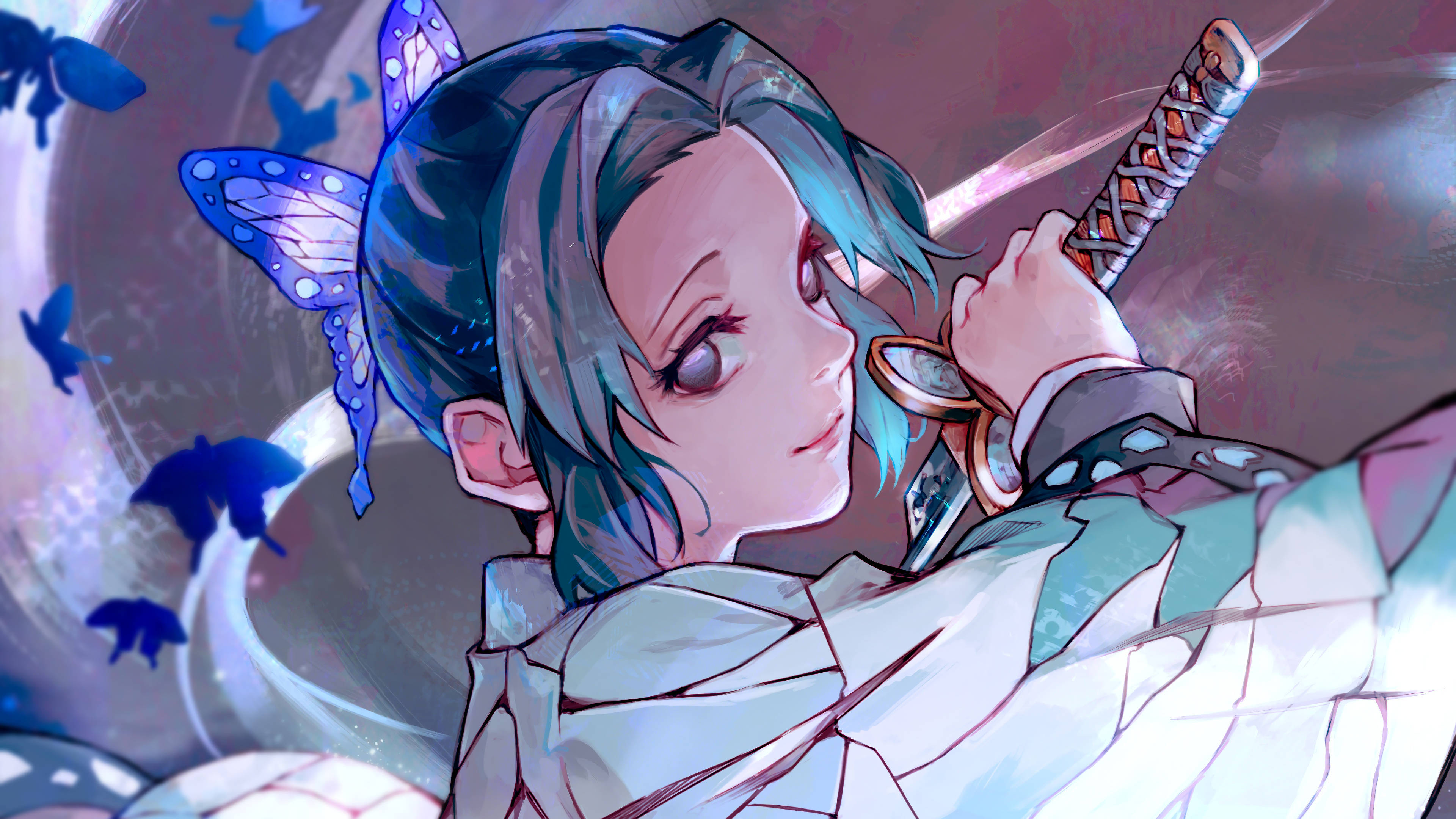 Shinobu Kocho 桌布 壁紙 — 一個平靜的動漫女孩，藍色頭髮和蝴蝶配飾，在夢幻般的紫色背景下拿著劍。