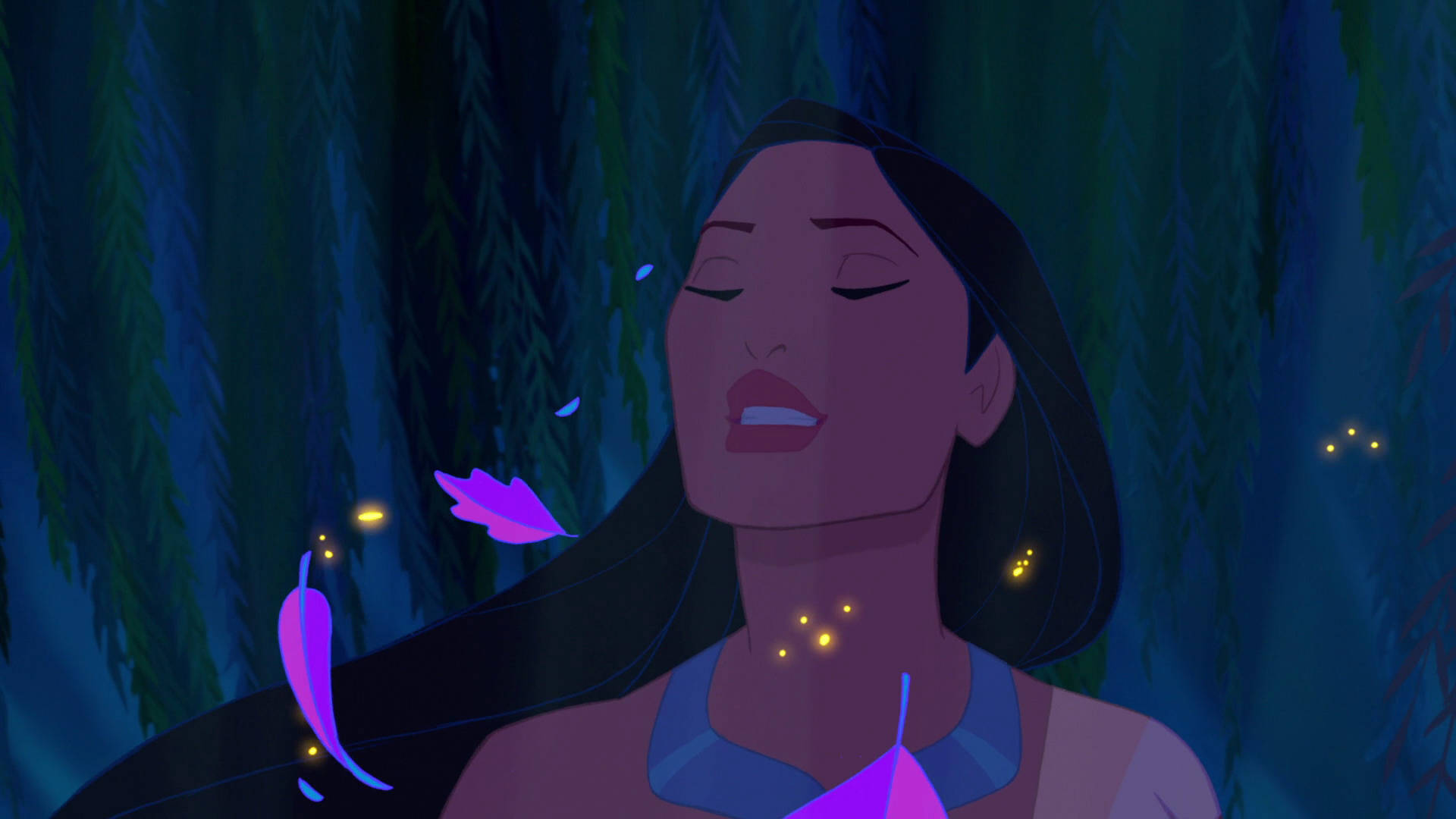 Pocahontas 桌布 壁紙 — 一個平靜的動畫女子閉著眼睛站在黑暗的森林中，發光的螢火蟲和紫色樹葉在她周圍飄動。