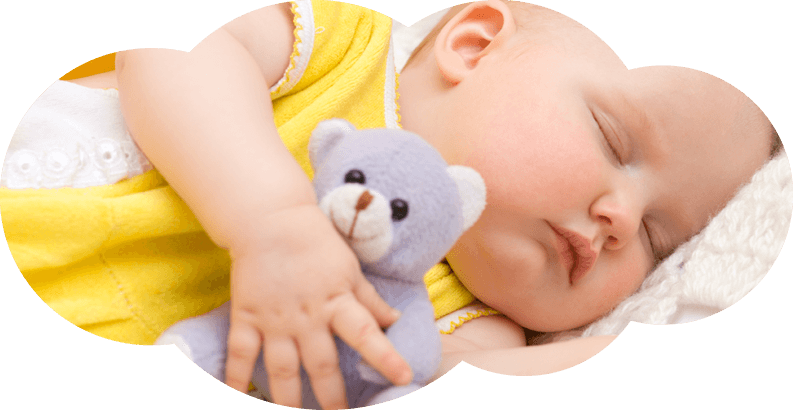 Sleep 桌布 壁紙 — 一個平靜的嬰兒緊抱著柔軟的紫色泰迪熊，在白色紋理毛毯上安然入睡。