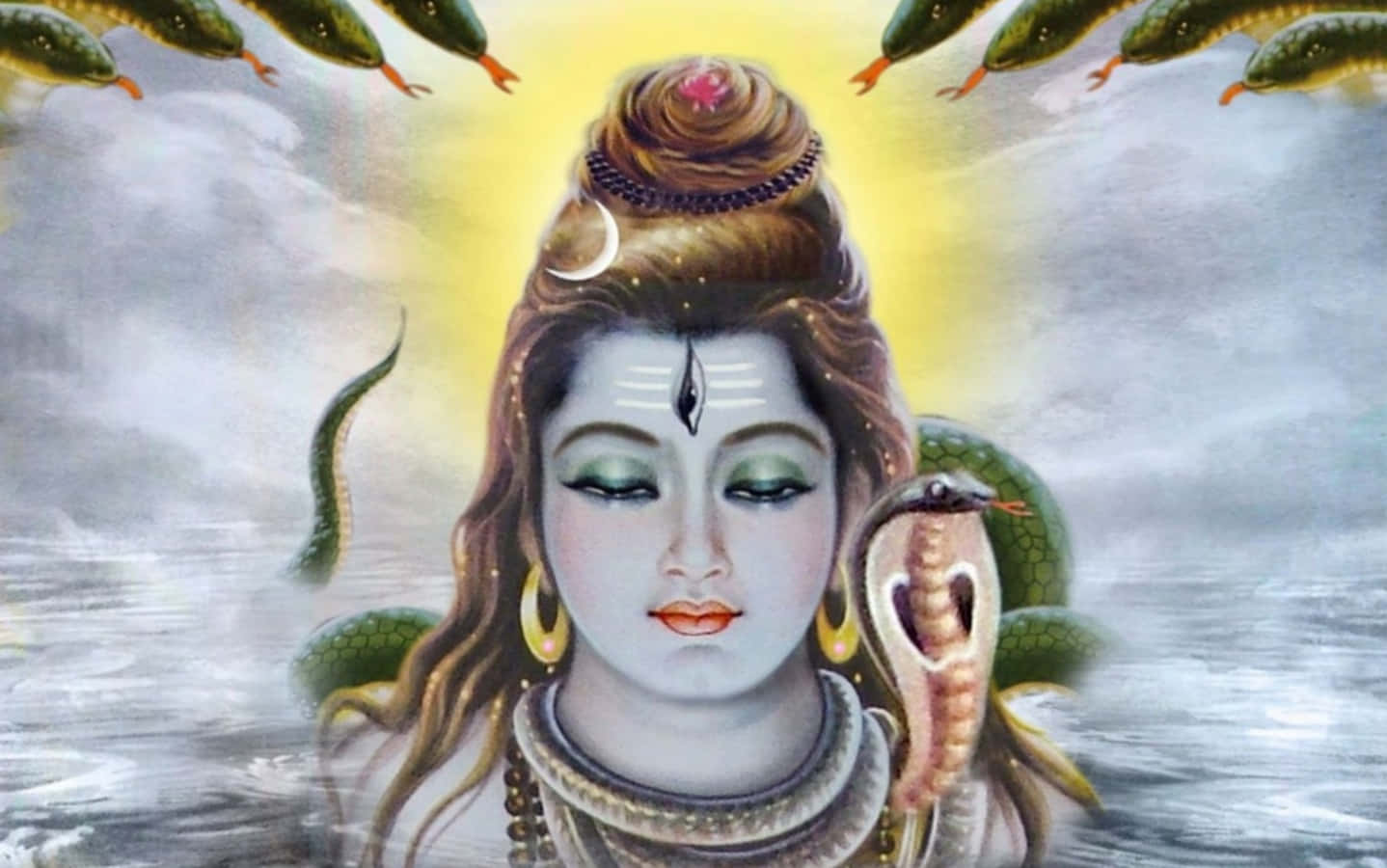 濕婆神 桌布 壁紙 — 一個平靜的神聖人物，脖子上纏著一條眼鏡蛇，暴風雨的大海上空有蛇。
