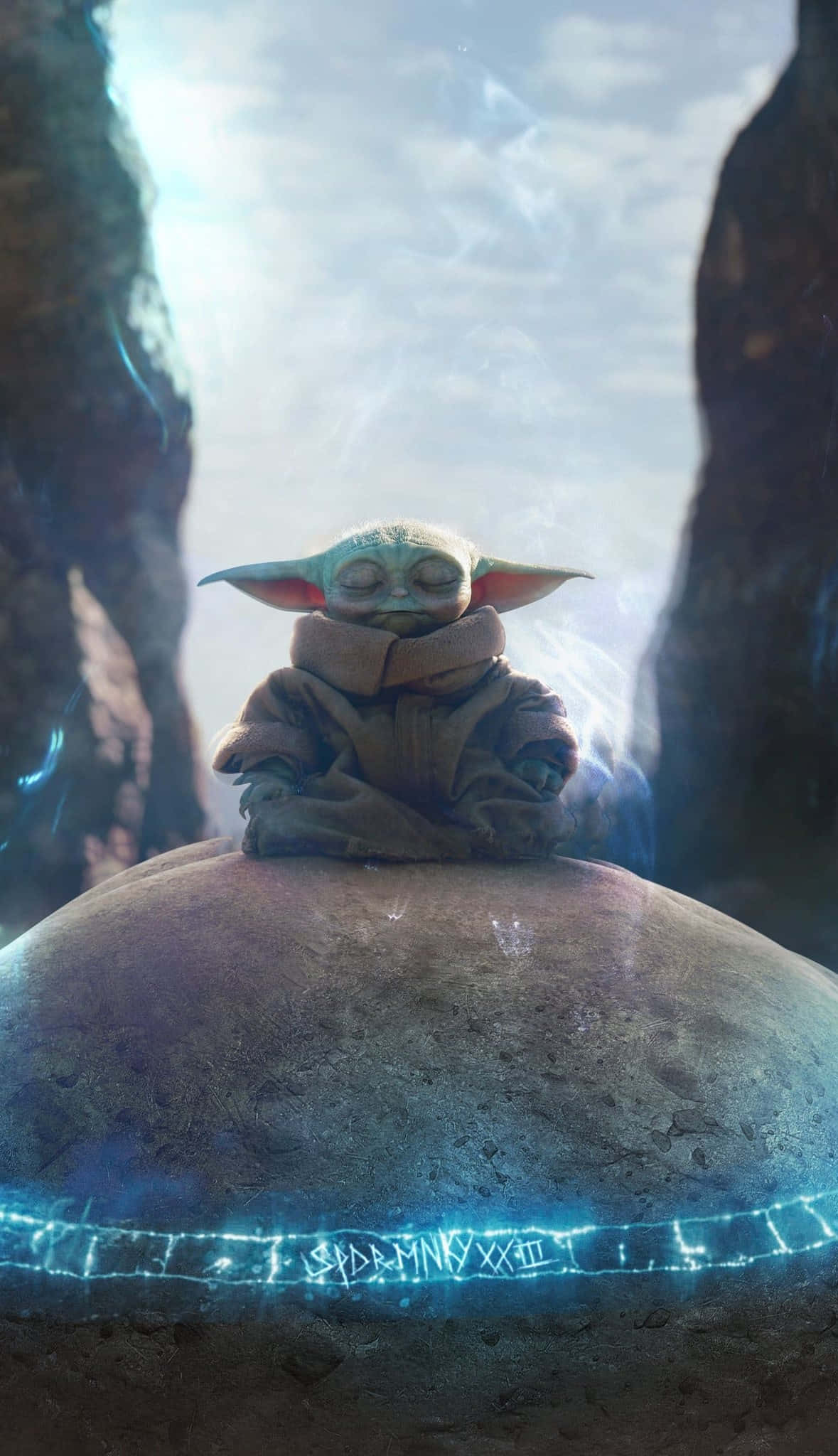 Baby Yoda iPhone 桌布 壁紙 — 一個平靜的綠色皮膚、大耳朵的孩子，安詳地坐在岩石峽谷中一塊發光的石頭上。
