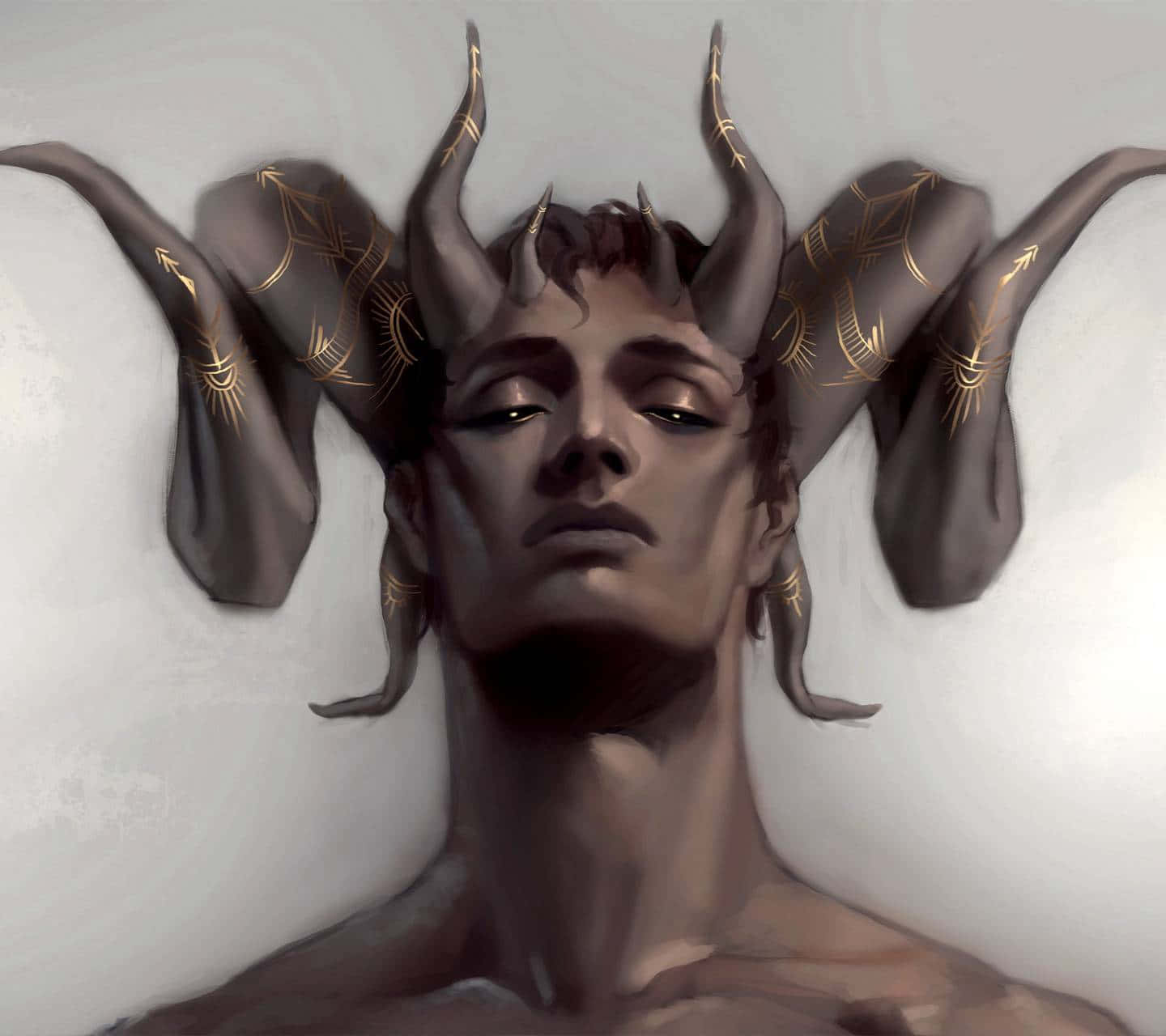 Devil Horns 桌布 壁紙 — 一個平靜的肖像，描繪一個有角的人物，深色角上有金色幾何紋身，背景為柔和灰色。