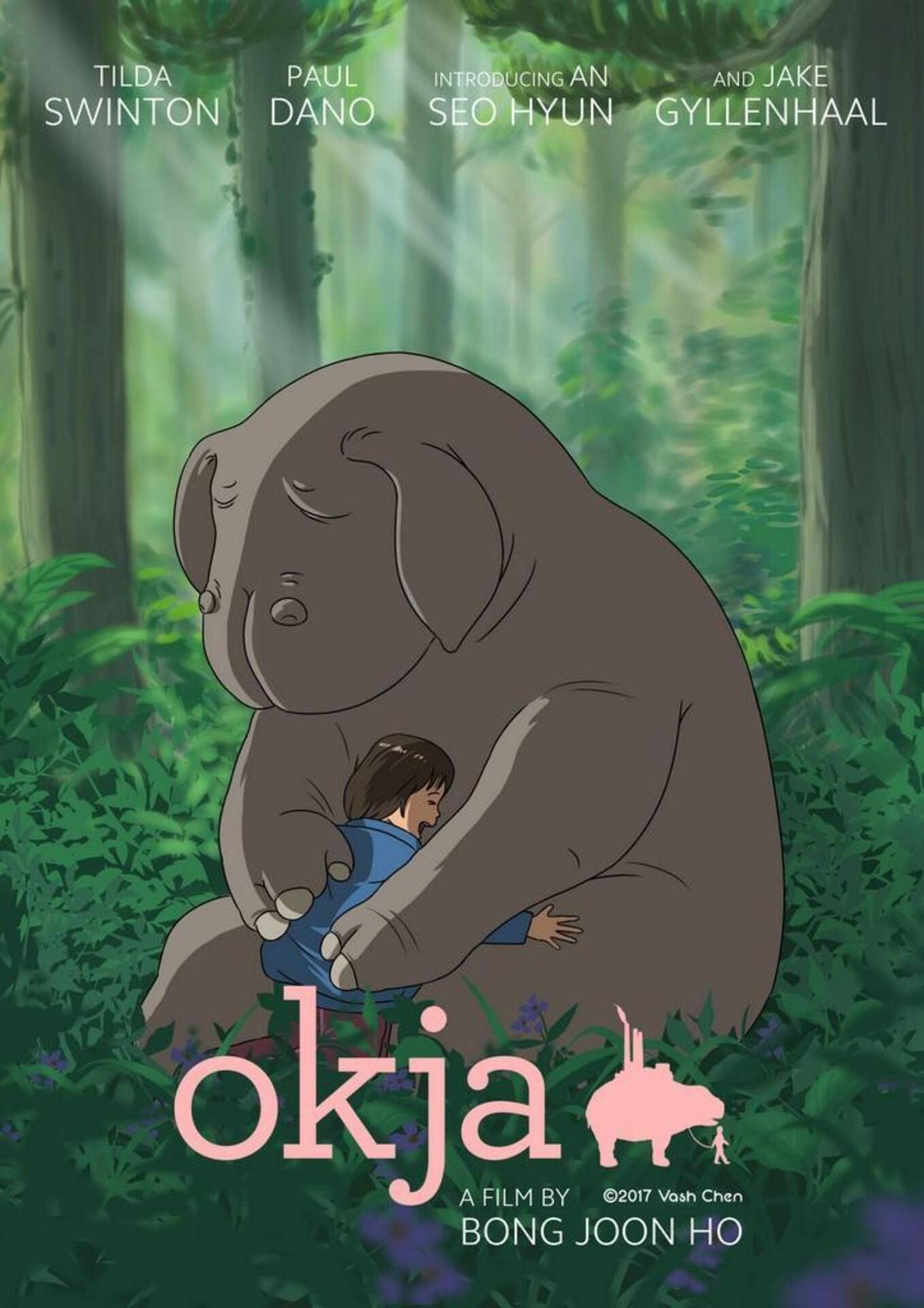 okja 桌布 壁紙 — 一個年幼的孩子在沐浴在柔和陽光下的茂密綠色森林中擁抱一個溫柔的巨型生物。