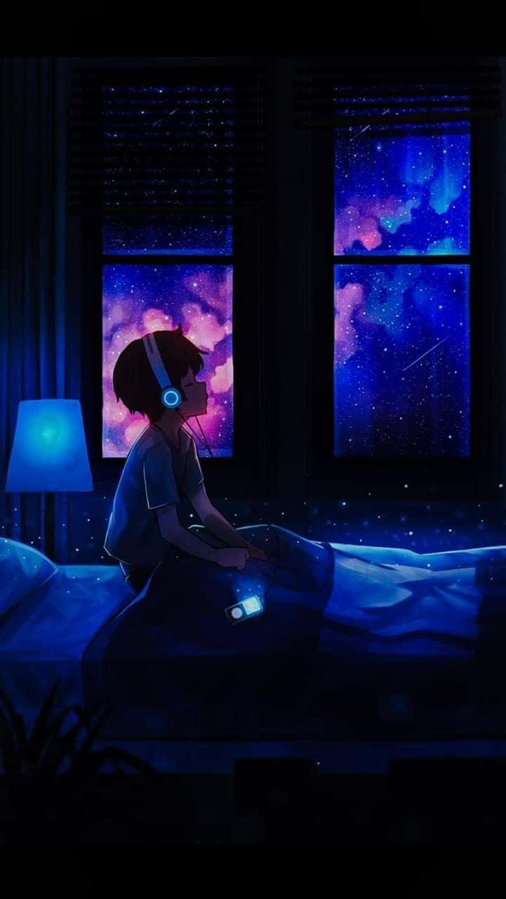 Lofi Anime 桌布 壁紙 — 一個年輕人坐在黑暗房間的床上，戴著耳機，凝視著窗外可見的充滿活力的宇宙夜空。