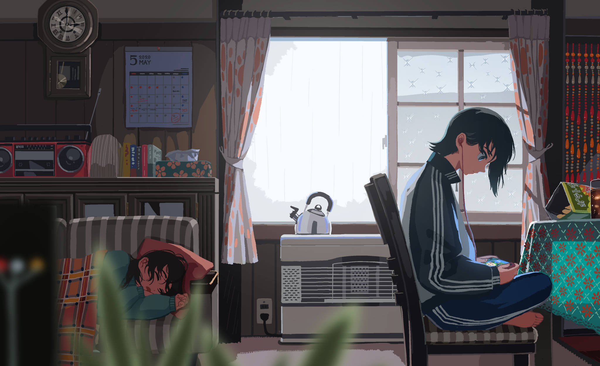 Bedroom 桌布 壁紙 — 一個年輕人盤腿坐在桌子旁玩手提遊戲機，而另一個人則在一個舒適、雜亂、有窗戶和復古裝飾的房間裡的沙發上睡覺。