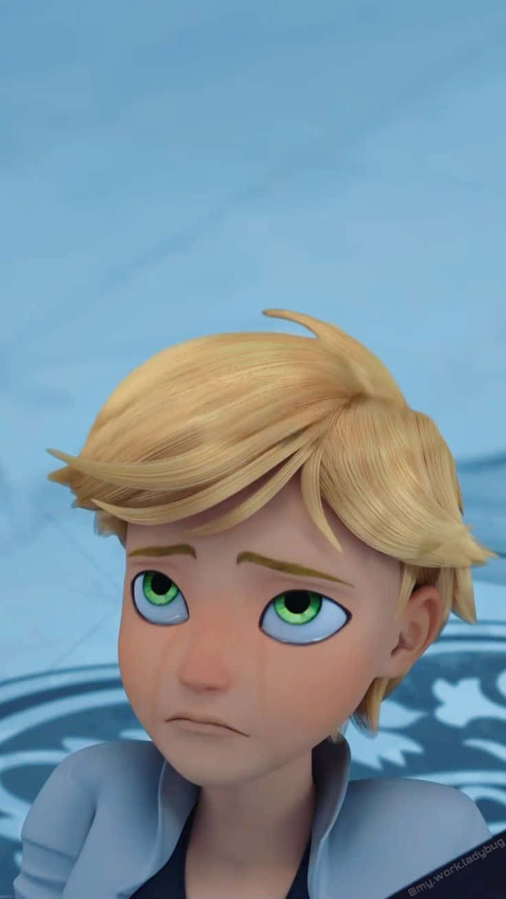 Marinette And Adrien 桌布 壁紙 — 一個年輕動畫男孩的特寫，金髮綠眼，在藍色水樣背景前顯得悲傷。