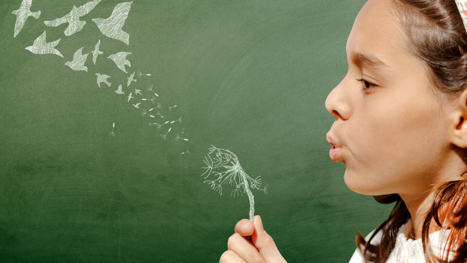 child 桌布 壁紙 — 一個年輕女孩吹著粉筆畫的蒲公英，釋放出鳥兒飛過綠色黑板。