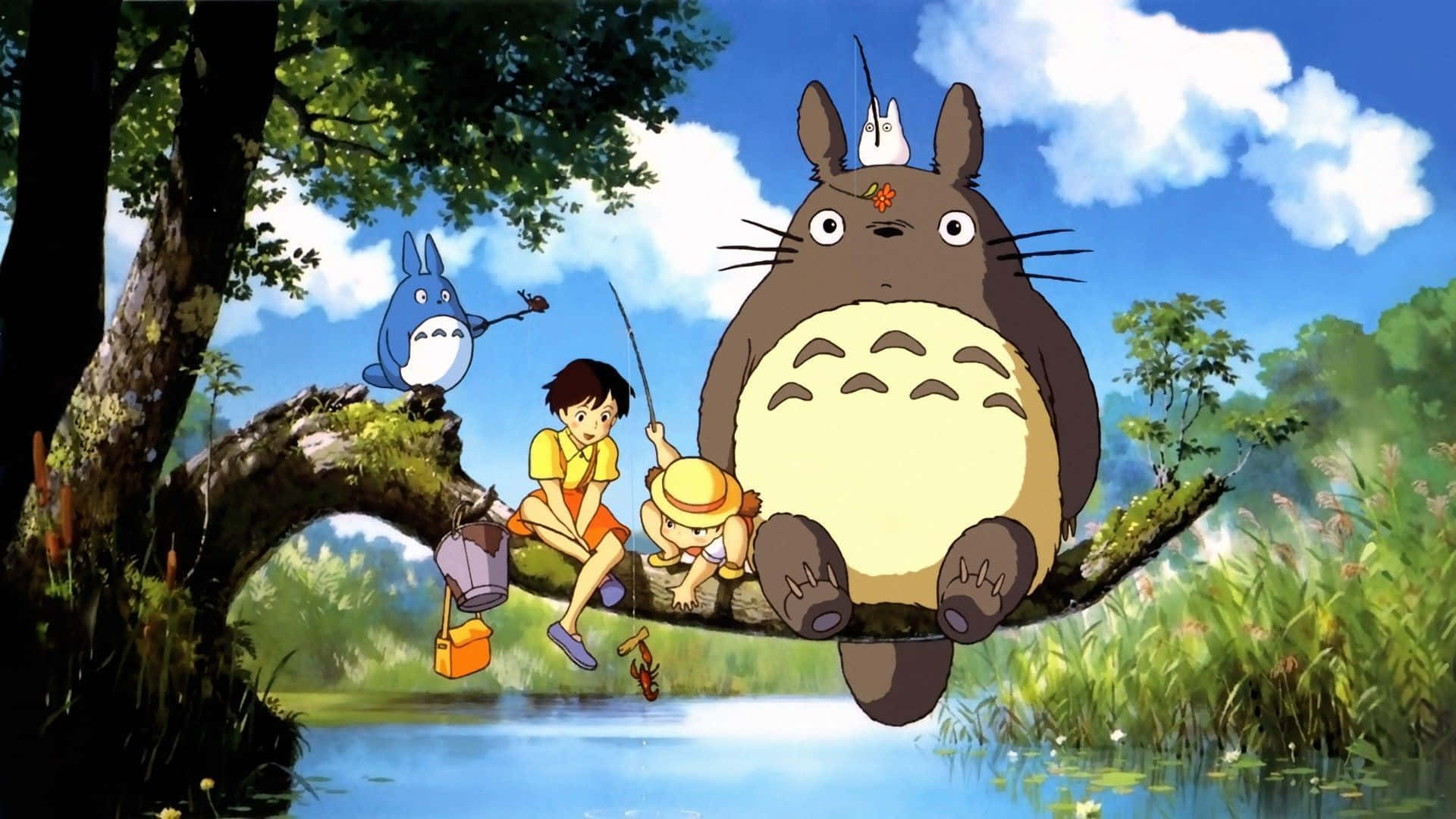 my neighbor totoro 桌布 壁紙 — 一個年輕女孩和她的小夥伴坐在長滿青苔的樹枝上，與一隻巨大的龍貓一起在寧靜的池塘上釣魚，頭頂是明亮的藍天。