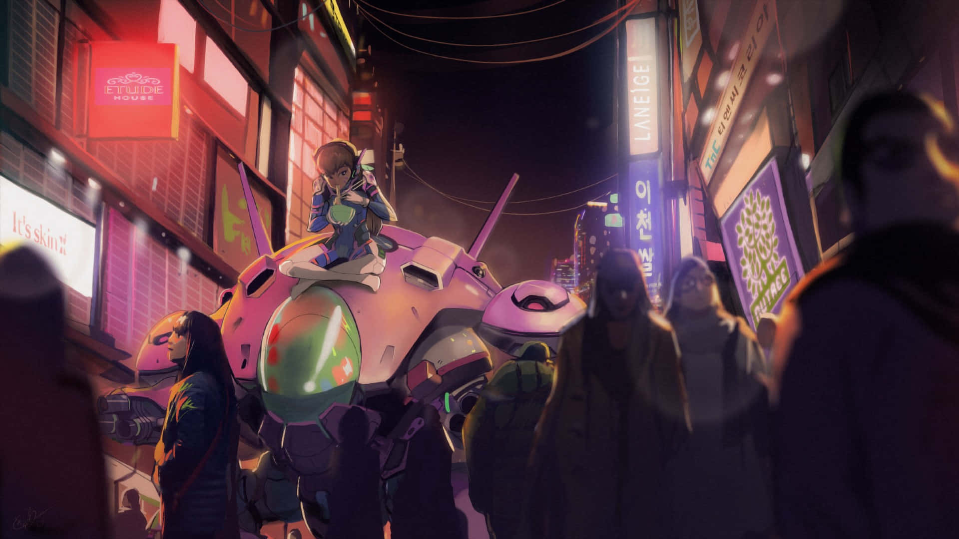 鬥陣特攻 桌布 壁紙 — 一個年輕女孩在夜晚騎著發光粉紅色機甲穿過充滿霓虹燈的 cyberpunk 小巷，模糊的行人走過。