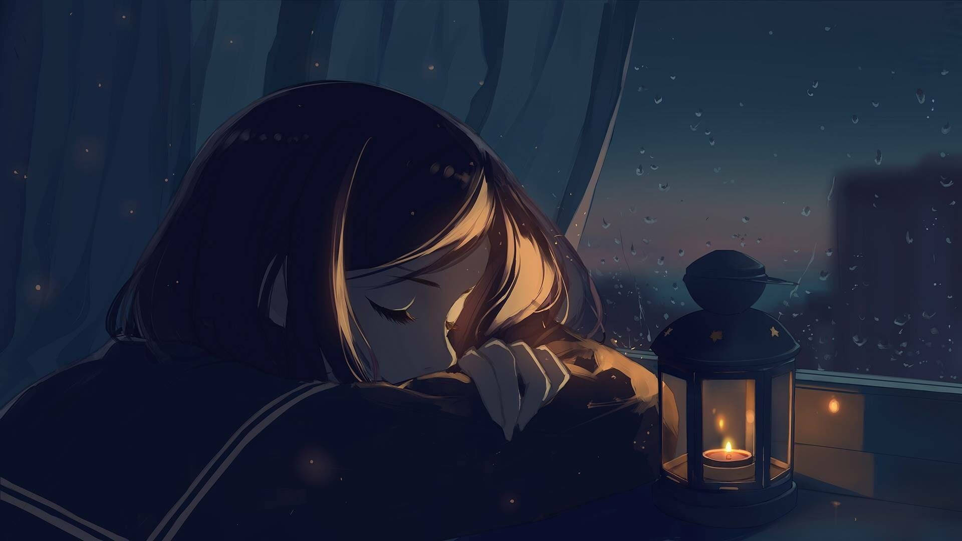動漫女孩 桌布 壁紙 — 一個年輕女孩在夜間將頭靠在手臂上，旁邊有一盞發光的燈籠，雨水順著窗戶流下。