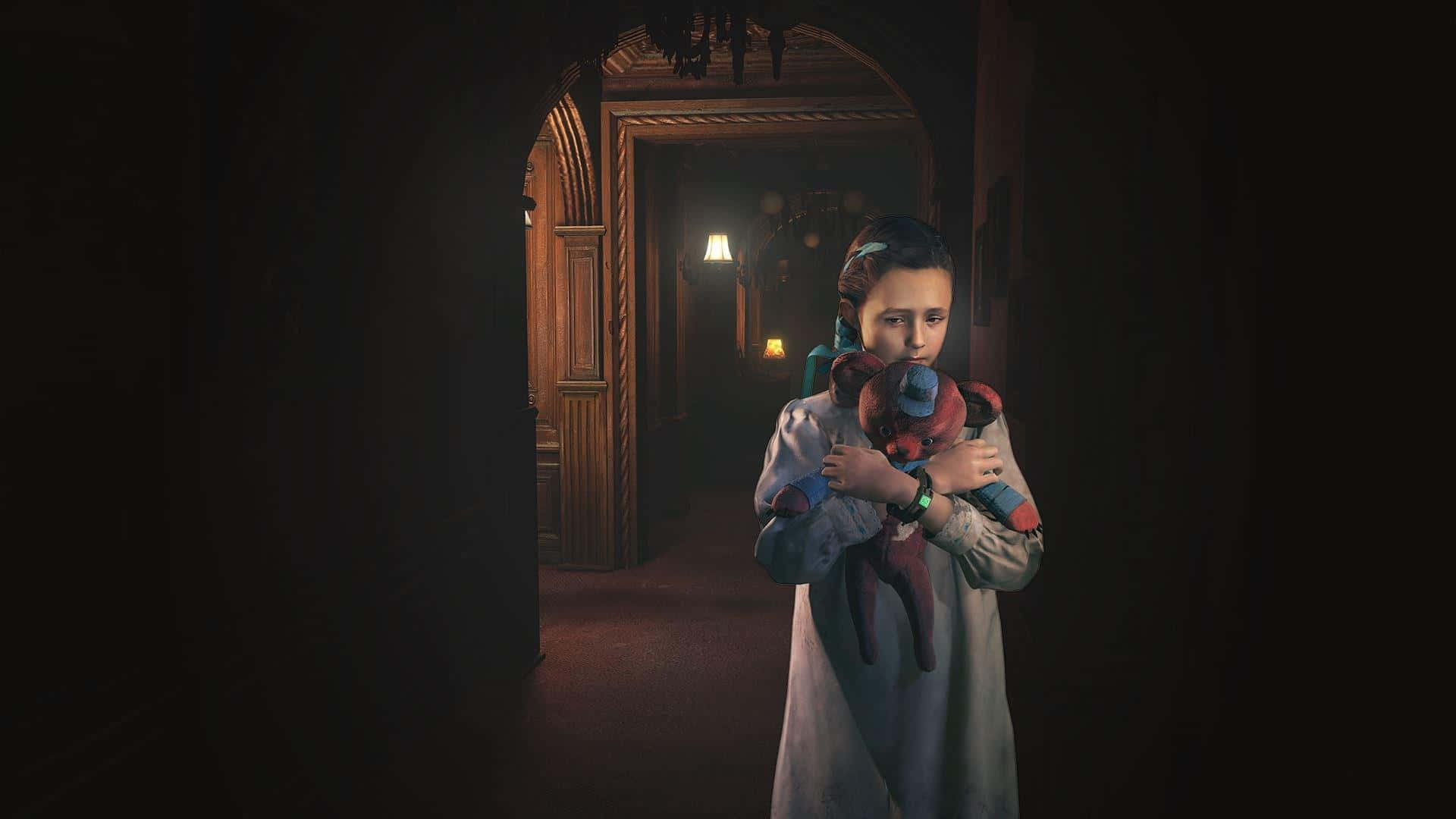 Resident Evil Revelations 2 桌布 壁紙 — 一個年輕女孩在燈光昏暗的華麗走廊裡緊抱著一個破舊的毛絨玩具，她的臉上充滿恐懼，陰影在她身後潛伏。