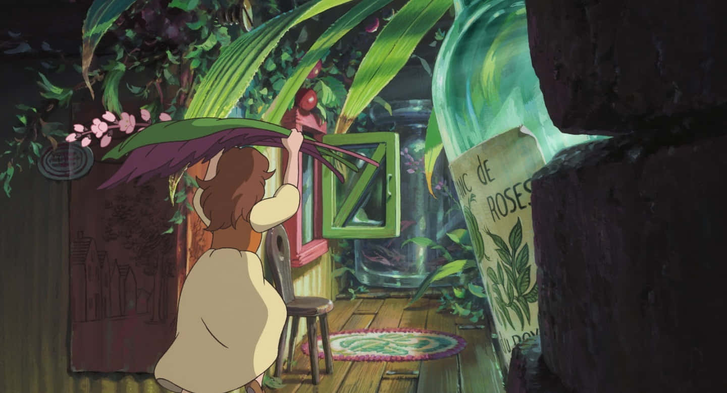 The Secret World Of Arrietty 桌布 壁紙 — 一個年輕女孩在舒適的閣樓房間裡伸手調整窗戶上方的一片巨大綠葉，窗戶周圍環繞著茂密的藤蔓和花朵。