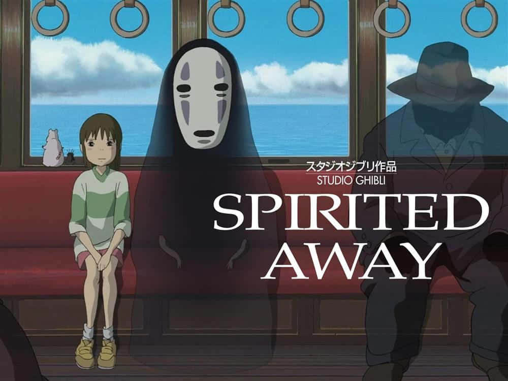 吉卜力 桌布 壁紙 — 一個年輕女孩坐在神秘的無臉男旁邊，在一列有海景和Studio Ghibli文字覆蓋的火車上。