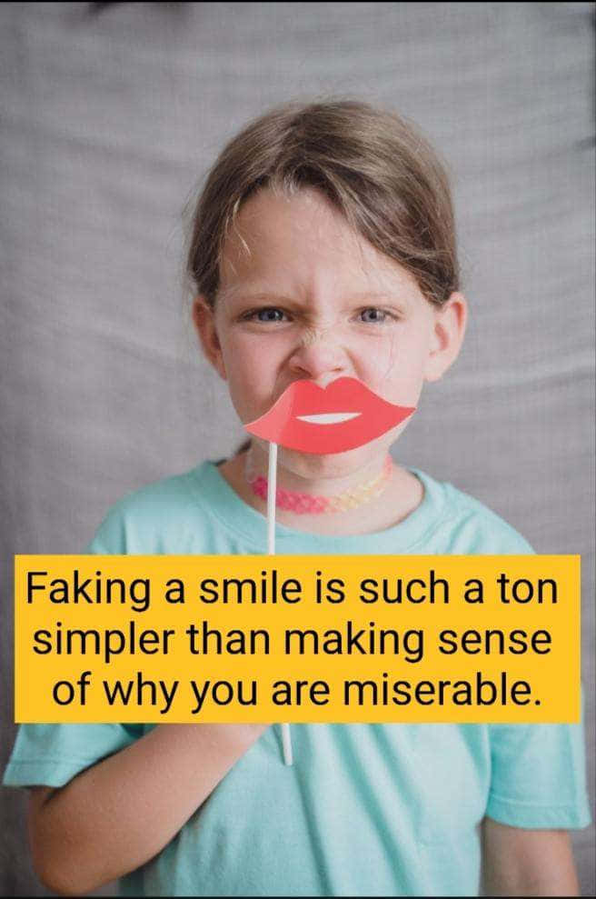 Fake Smile 桌布 壁紙 — 一個年輕女孩帶著頑皮的皺眉，在灰色背景前將一個紅色紙嘴唇道具放在嘴巴上。