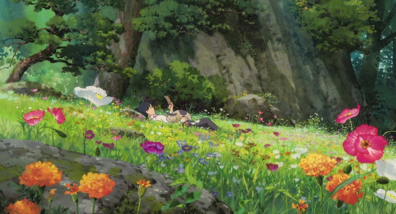 The Secret World Of Arrietty 桌布 壁紙 — 一個年輕女孩平靜地躺在陽光明媚的草地上，草地上開滿了色彩繽紛的野花，上方是茂密的綠樹樹冠。