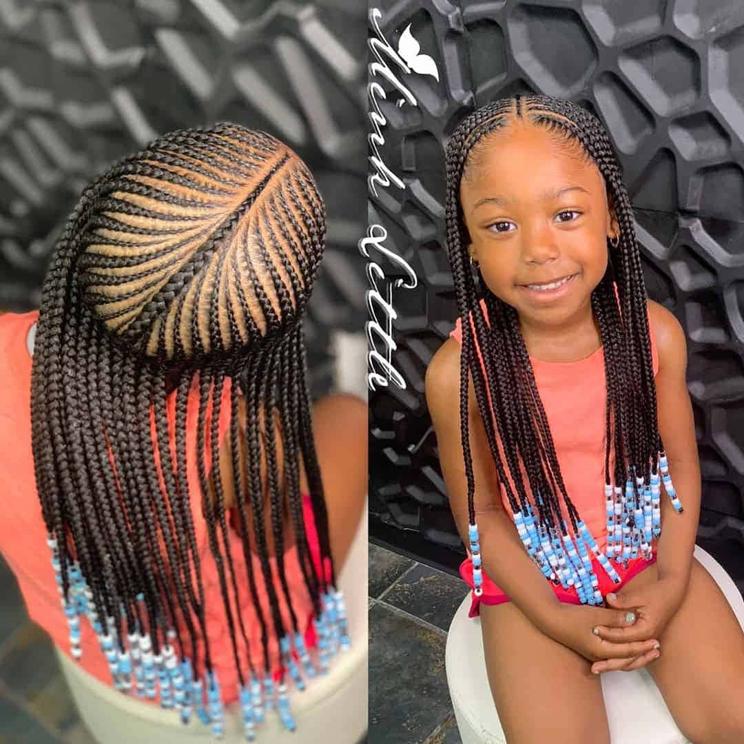 Hairstyle 桌布 壁紙 — 一個年輕女孩微笑著展示帶有藍色珠子的複雜辮子頭髮，背景是深色幾何牆壁。
