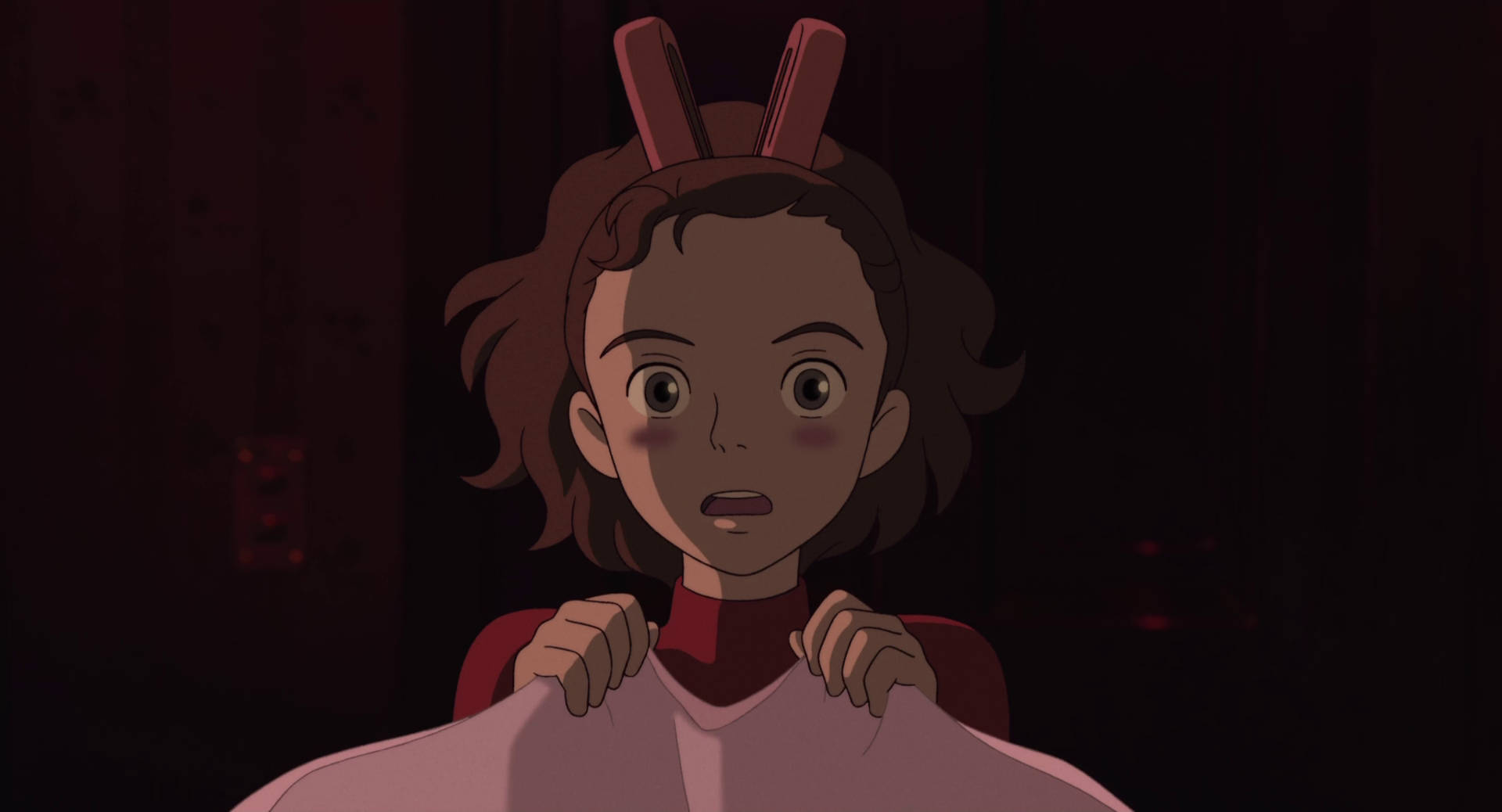 Arrietty 桌布 壁紙 — 一個年輕女孩戴著兔耳，在昏暗的房間裡舉起一件粉紅色襯衫，看起來很驚訝。