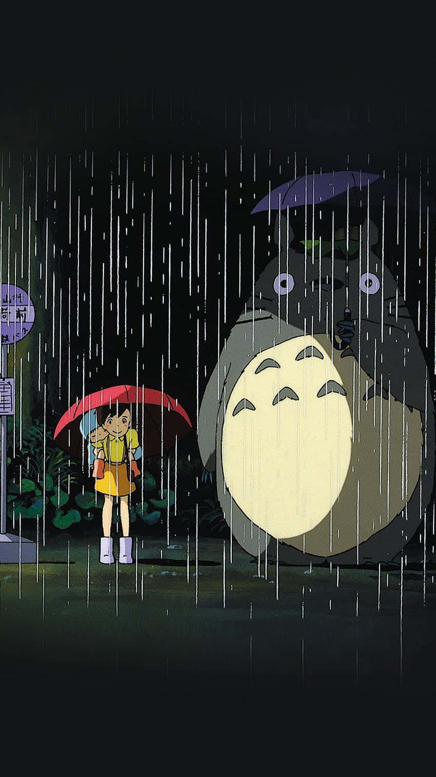 90s Anime Aesthetic 桌布 壁紙 — 一個年輕女孩拿著紅色雨傘，在夜晚的大雨中站在巨大而溫柔的龍貓旁邊。