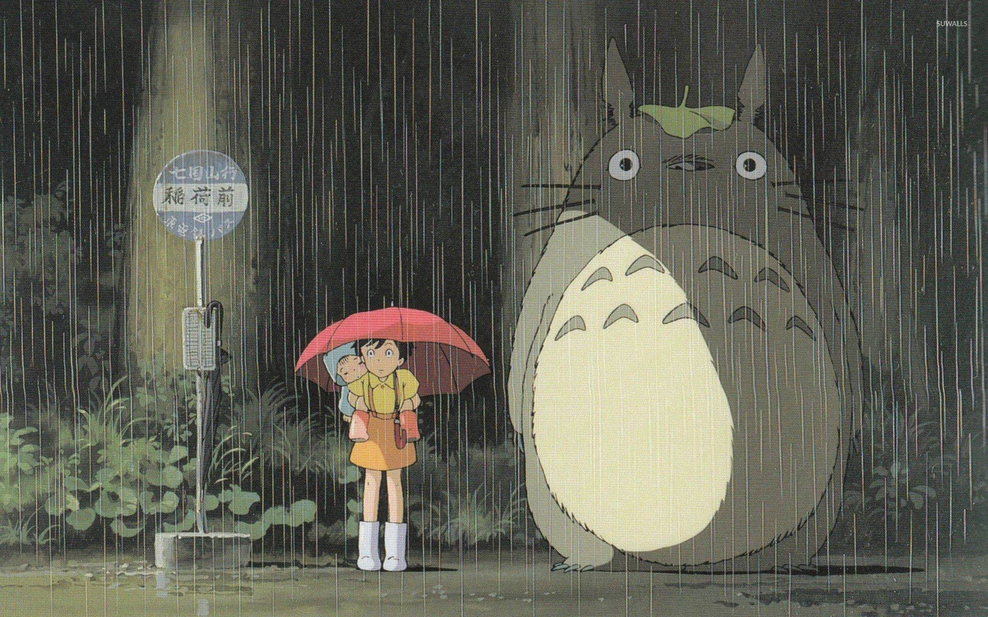 龍貓 桌布 壁紙 — 一個年輕女孩拿著紅色雨傘，站在一個巨大而溫柔的龍貓旁邊，在茂密的森林中下著大雨。