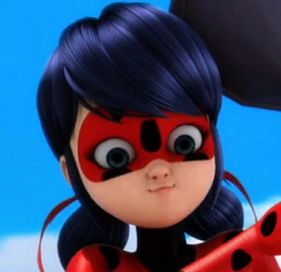 Miraculous 桌布 壁紙 — 一個年輕女孩的近距離特寫，身穿紅黑相間的瓢蟲超級英雄服裝，背景是明亮的藍天。