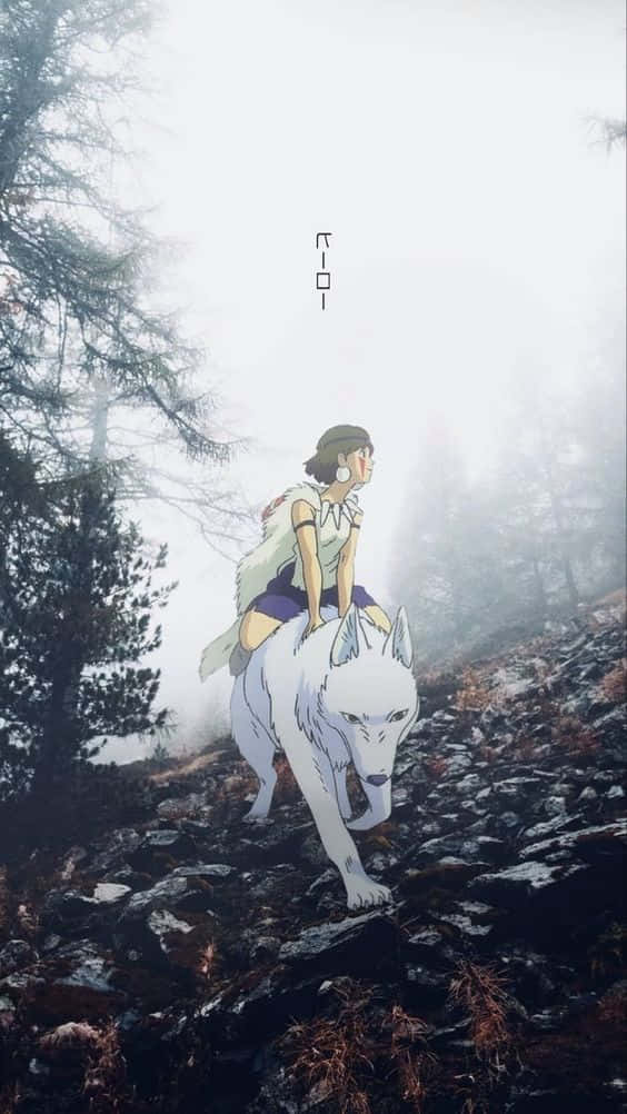 桌布 壁紙 — 一個年輕女孩騎著一頭白狼穿過迷霧森林，周圍是黑暗的岩石地形和高大的松樹。