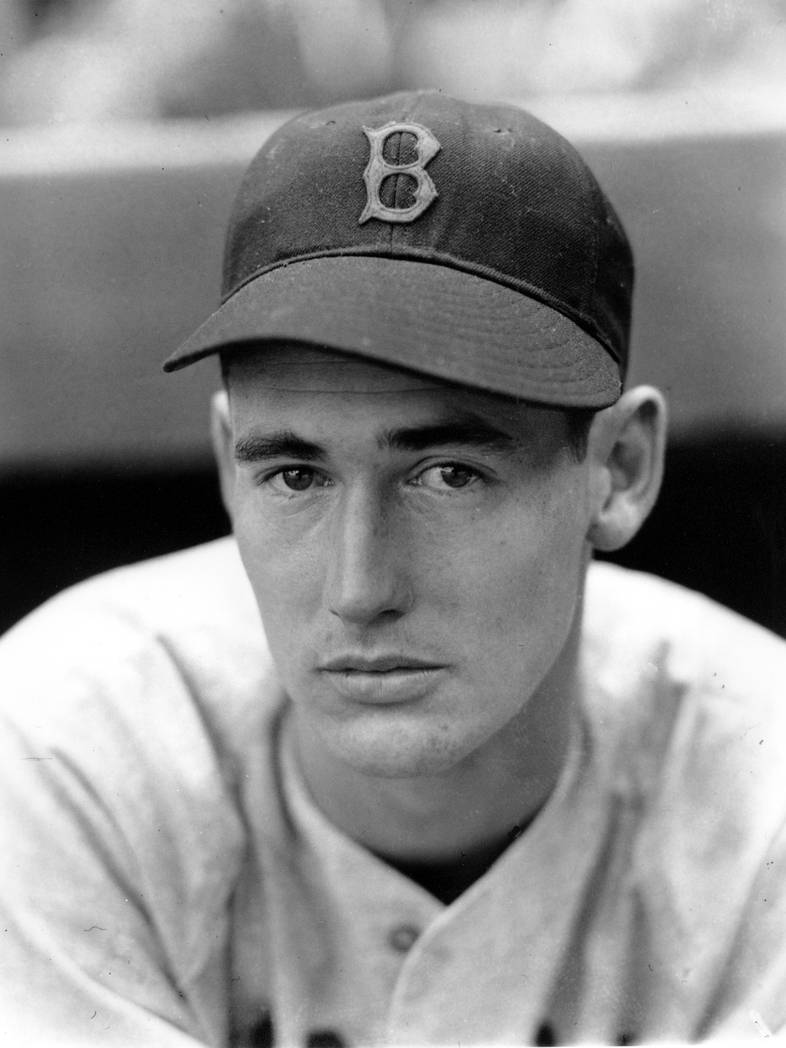 Ted Williams 桌布 壁紙 — 一個年輕棒球運動員的黑白肖像，戴著有「B」標誌的帽子，專注地凝視著鏡頭。