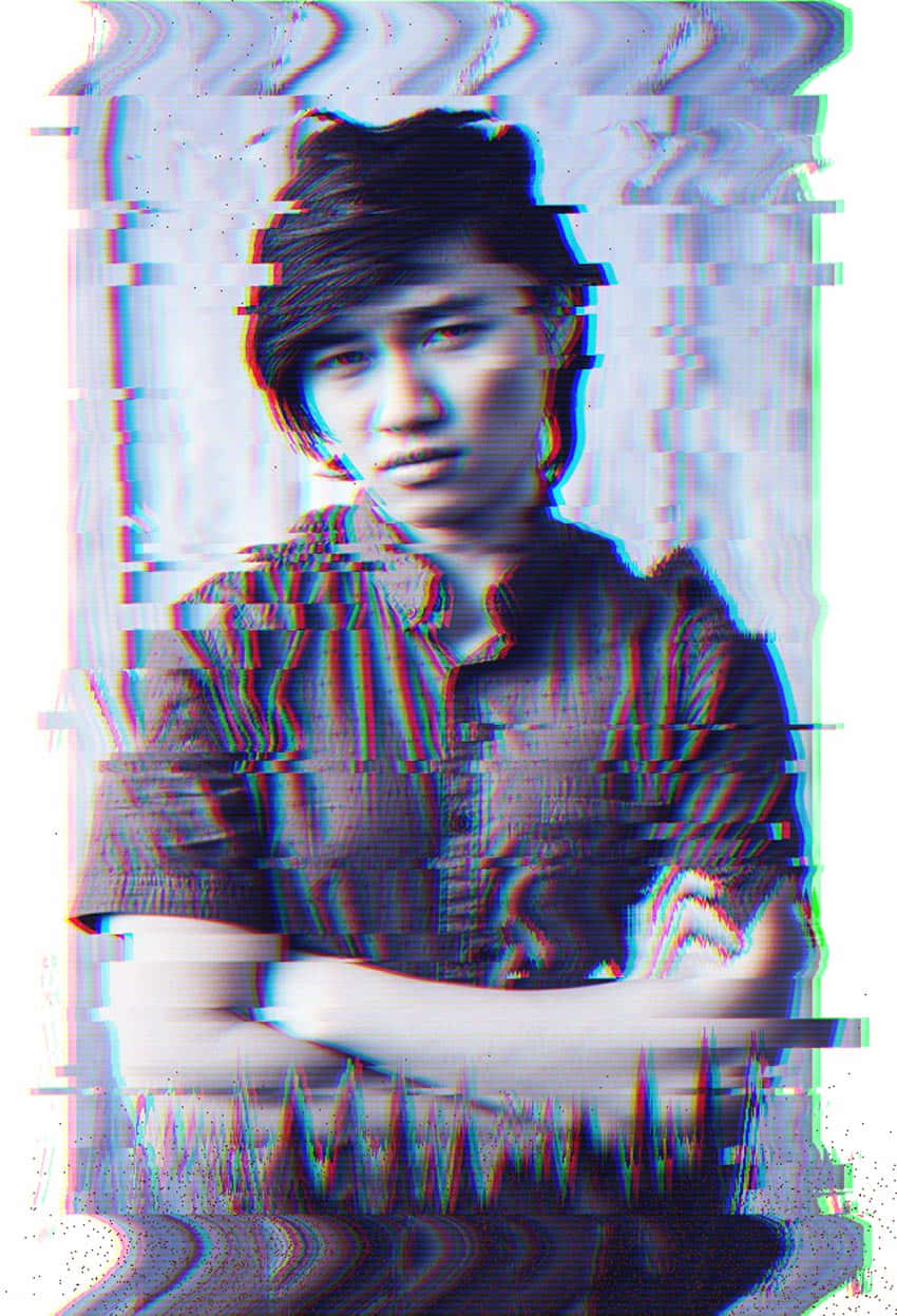 Glitch 桌布 壁紙 — 一個年輕男子交叉雙臂的故障藝術肖像，被數位噪點和色差扭曲。