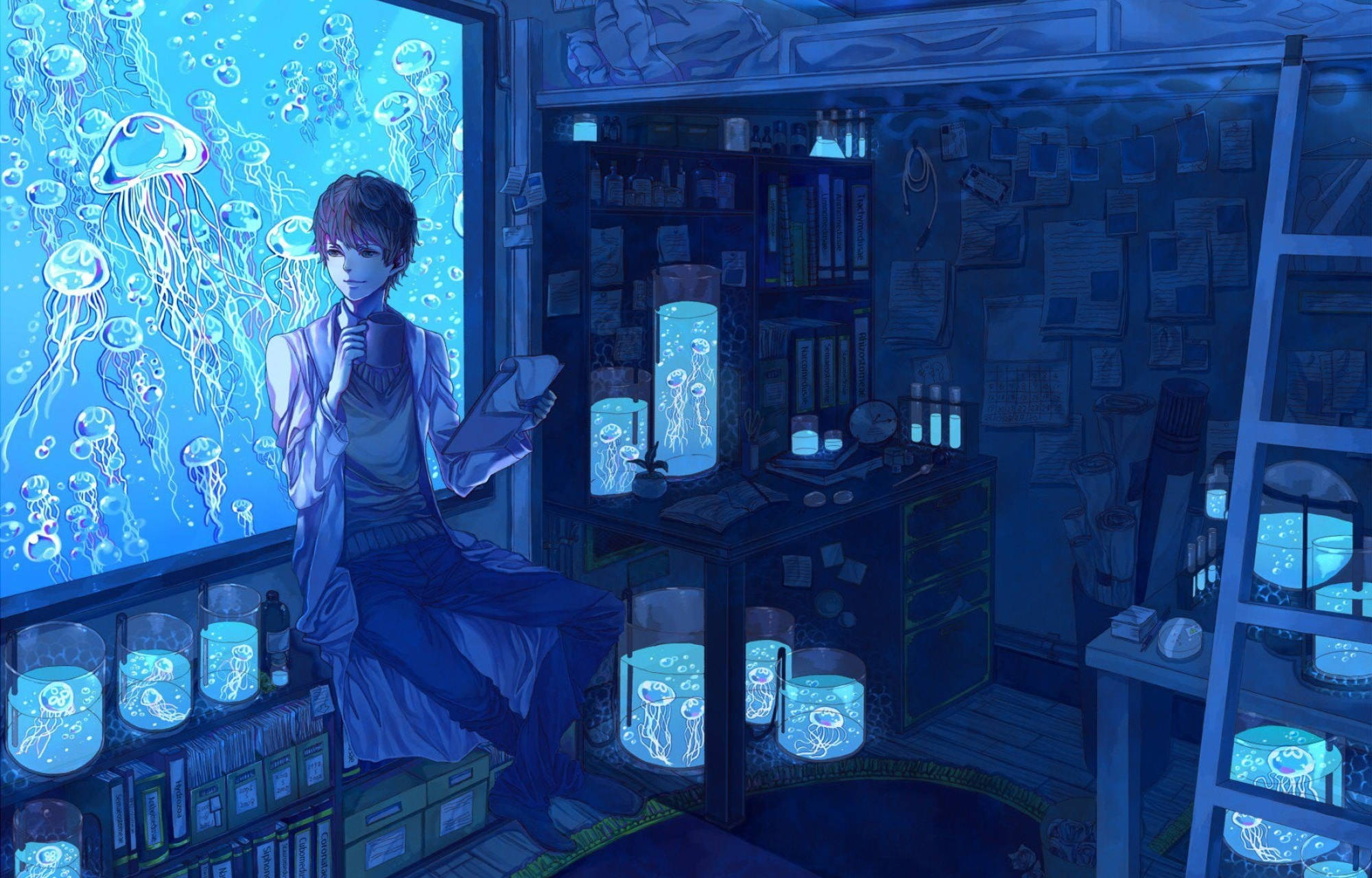 Aquarium 桌布 壁紙 — 一個年輕男子坐在一個雜亂的藍色燈光房間裡，周圍是發光的水母在罐子和水箱中。