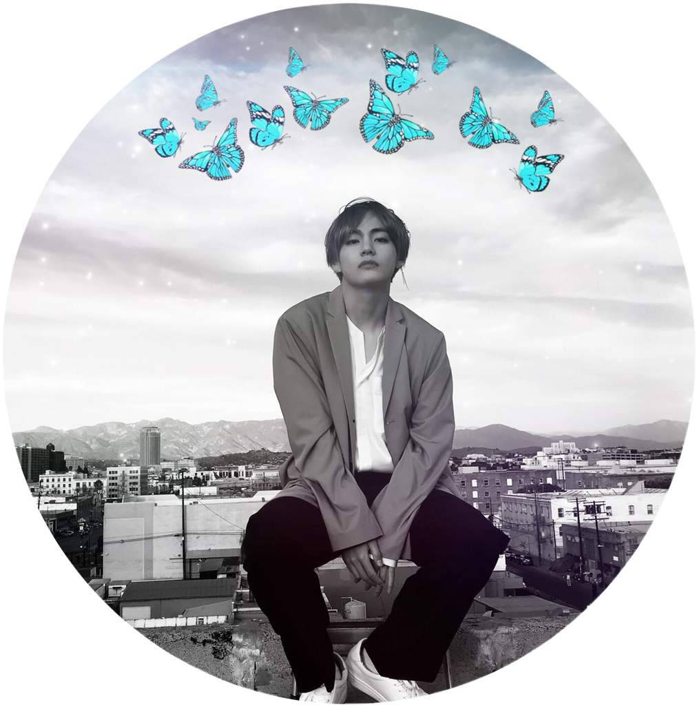 Taehyung Cute 桌布 壁紙 — 一個年輕男子坐在屋頂上，俯瞰著單色城市景觀，鮮豔的藍色蝴蝶在陰雲密佈的天空下在他上方飛舞。