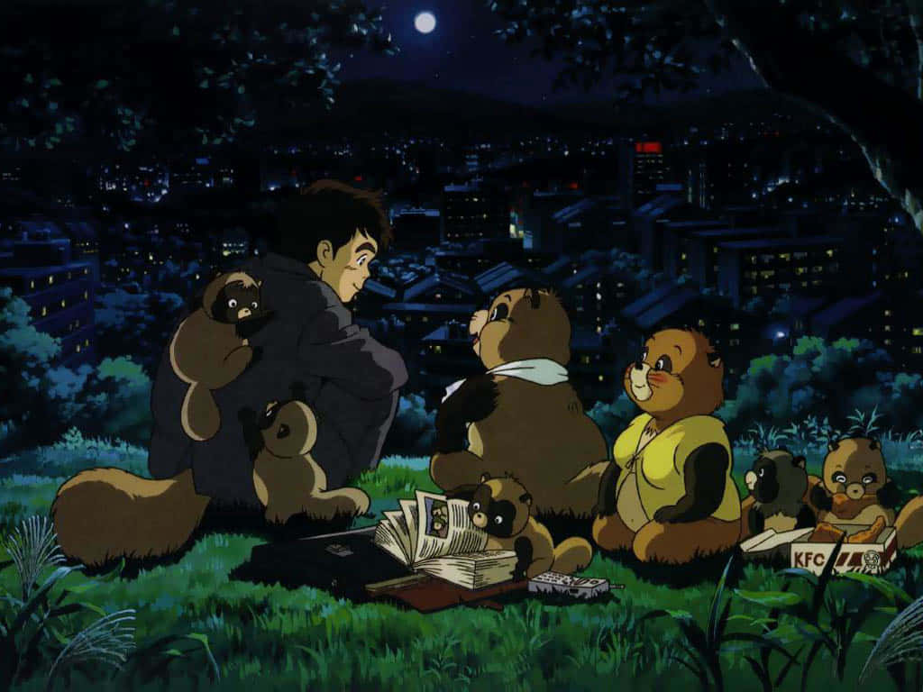 pom poko 桌布 壁紙 — 一個年輕男子夜晚坐在長滿草的山丘上，與動畫浣熊狗一起在滿月下閱讀書籍，俯瞰發光的城市。