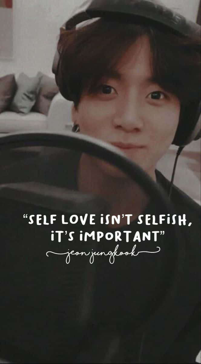 Bts Inspirational 桌布 壁紙 — 一個年輕男子戴著耳機，面前有麥克風，近距離看著鏡頭。