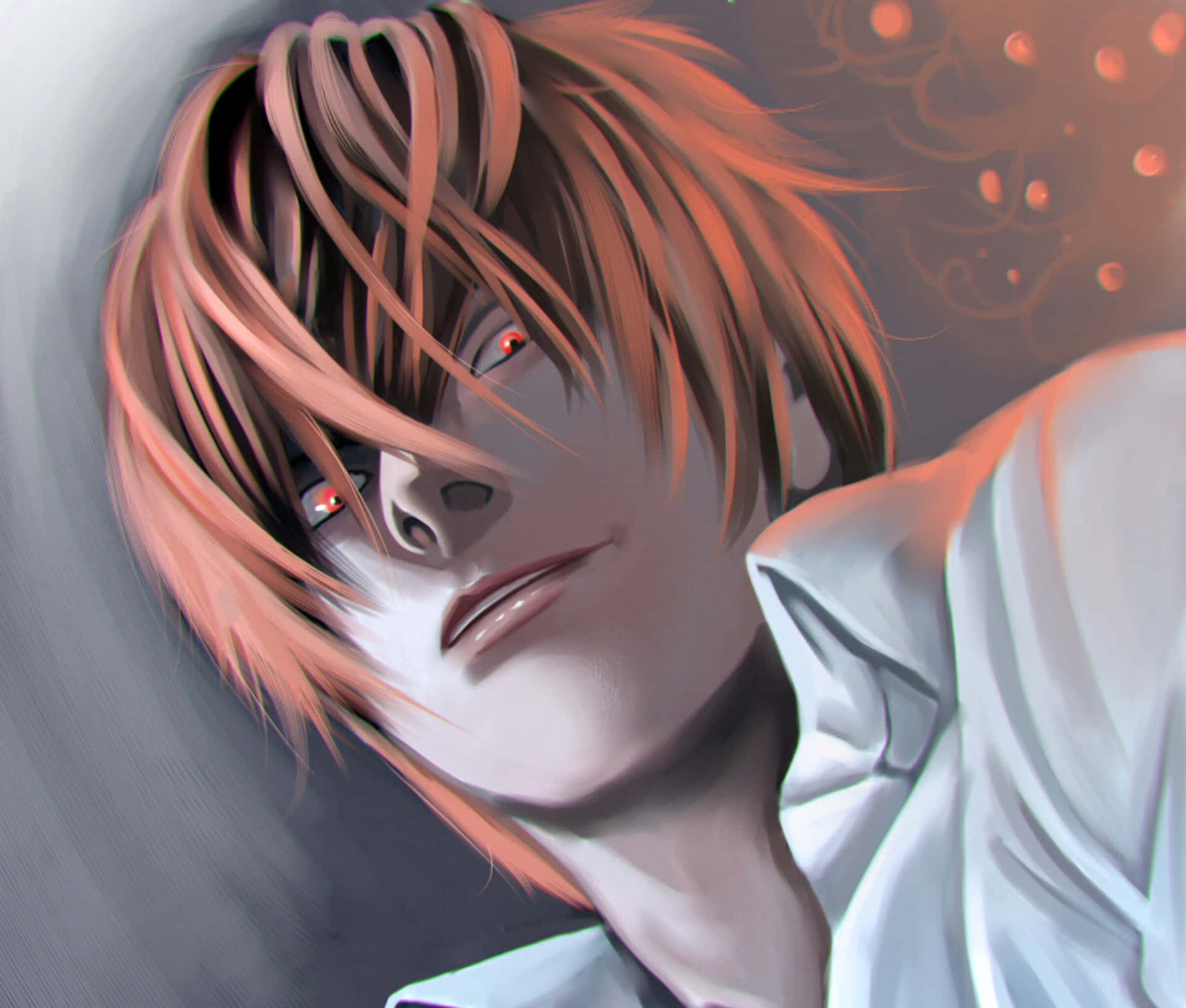 Light Yagami 桌布 壁紙 — 一個年輕男子的特寫動畫肖像，他有凌亂的橙色頭髮和紅色眼睛，穿著白色襯衫，背景是黑暗旋轉的。
