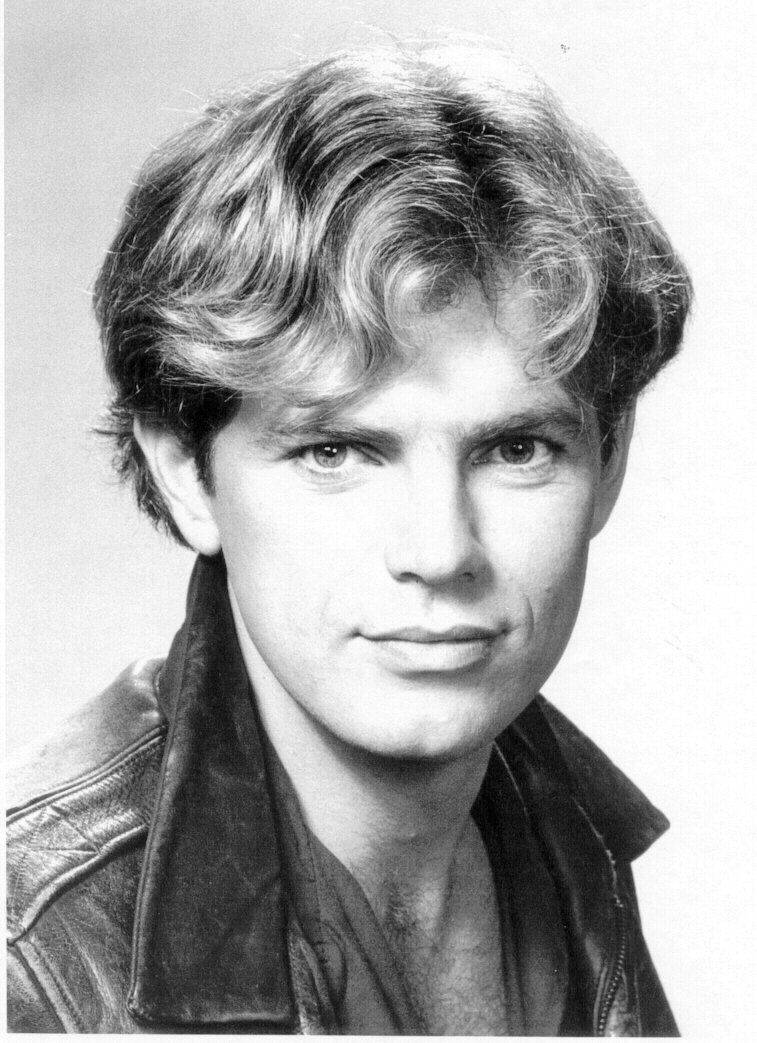 actor 桌布 壁紙 — 一個年輕男子的黑白肖像，頭髮凌亂，身穿皮夾克，背景簡潔。