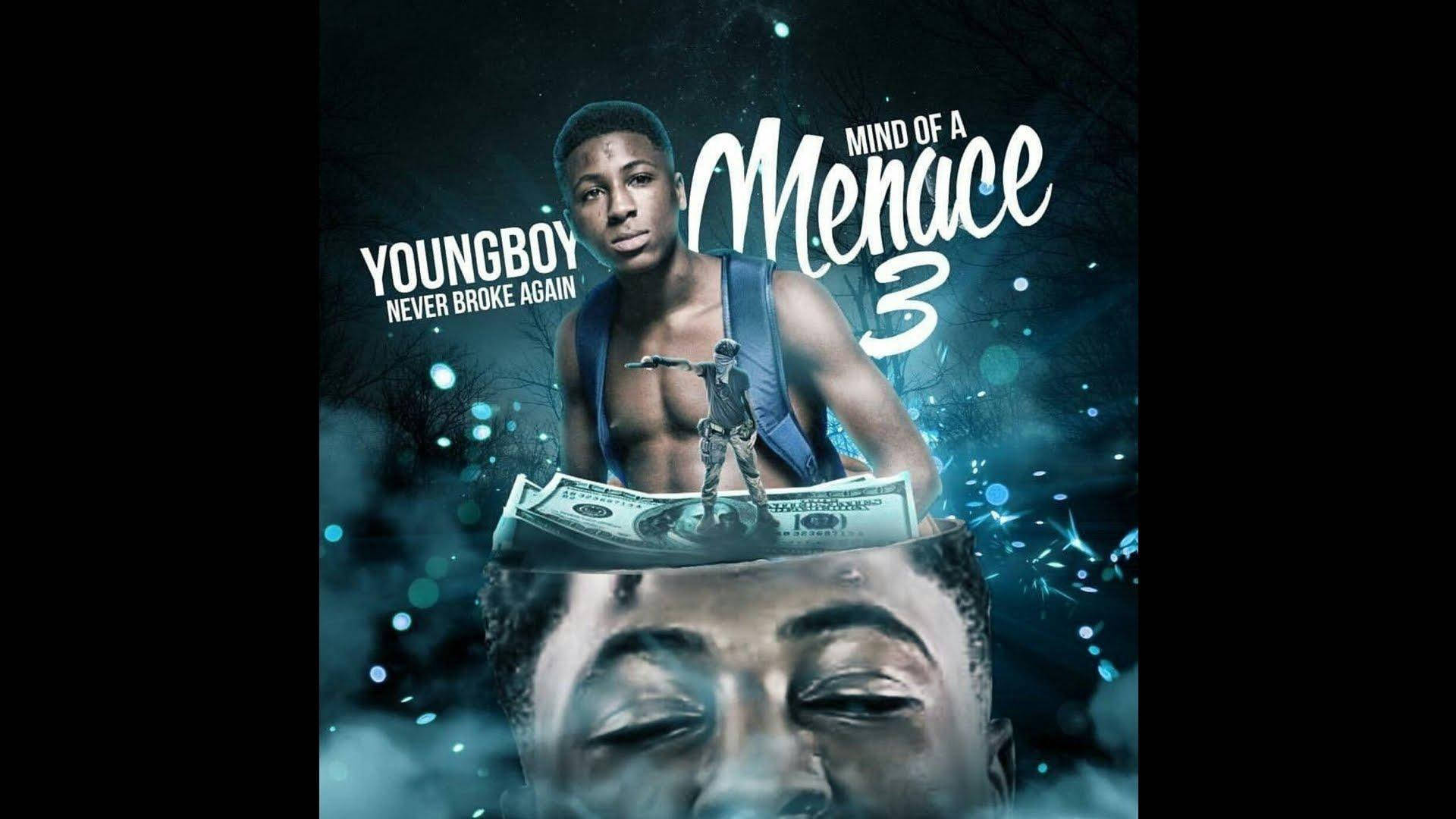 Youngboy 桌布 壁紙 — 一個年輕男子站在一堆一百美元鈔票上，肩上有一個微型人物，背景是深藍色發光。