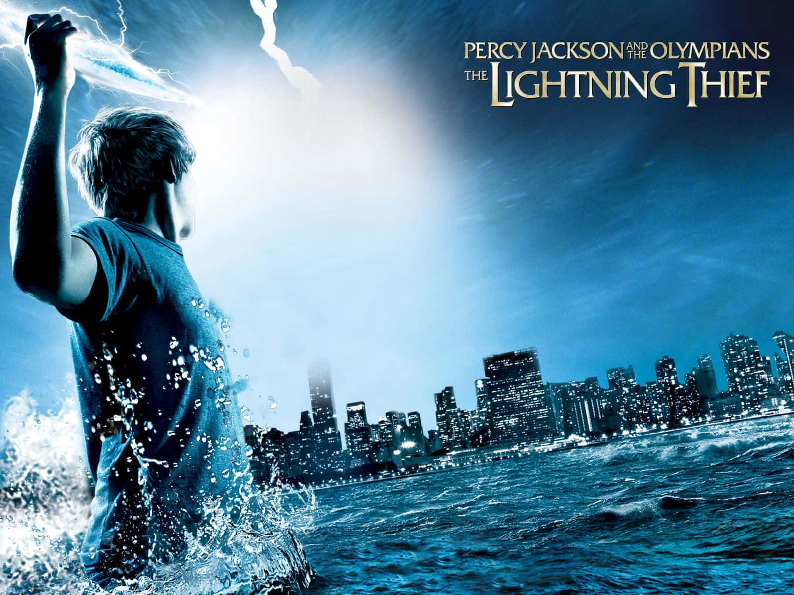 percy jackson 桌布 壁紙 — 一個年輕男子站在暴風雨的海浪中，揮舞閃電對抗夜晚發光的城市天際線。