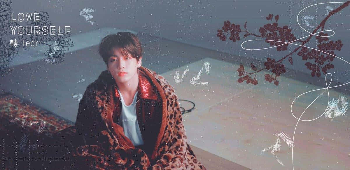 Jungkook 桌布 壁紙 — 一個年輕男子裹著豹紋毯子，坐在柔和的粉彩背景前，背景上有花卉和幾何圖案疊加。