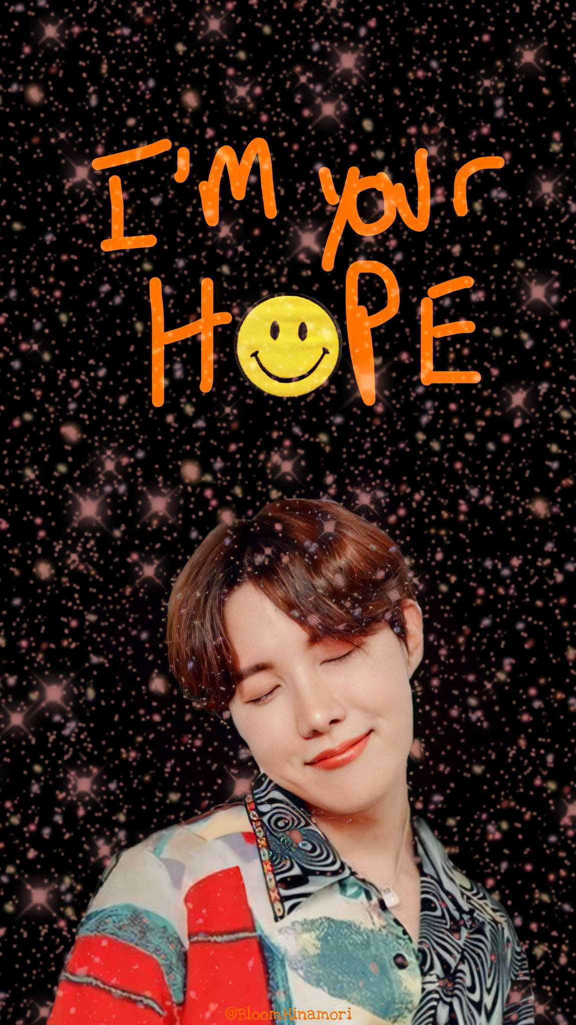 jhope 桌布 壁紙 — 一個年輕男子閉上眼睛，在閃爍的星空下溫柔微笑，並有橙色文字寫著「I'm your HOPE」和笑臉。