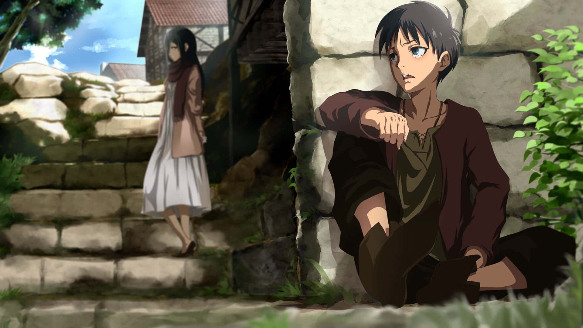 Attack On Titan Season 1 桌布 壁紙 — 一個年輕男子靠著石牆坐著，一個穿白色連衣裙的女孩站在他身後的台階上，陽光普照的村莊場景。