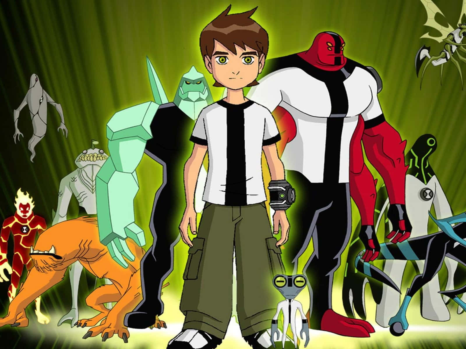 Ben 10 桌布 壁紙 — 一個年輕男孩站在舞台中央，被他的多元化外星超級英雄團隊包圍，背景是發光的綠色。
