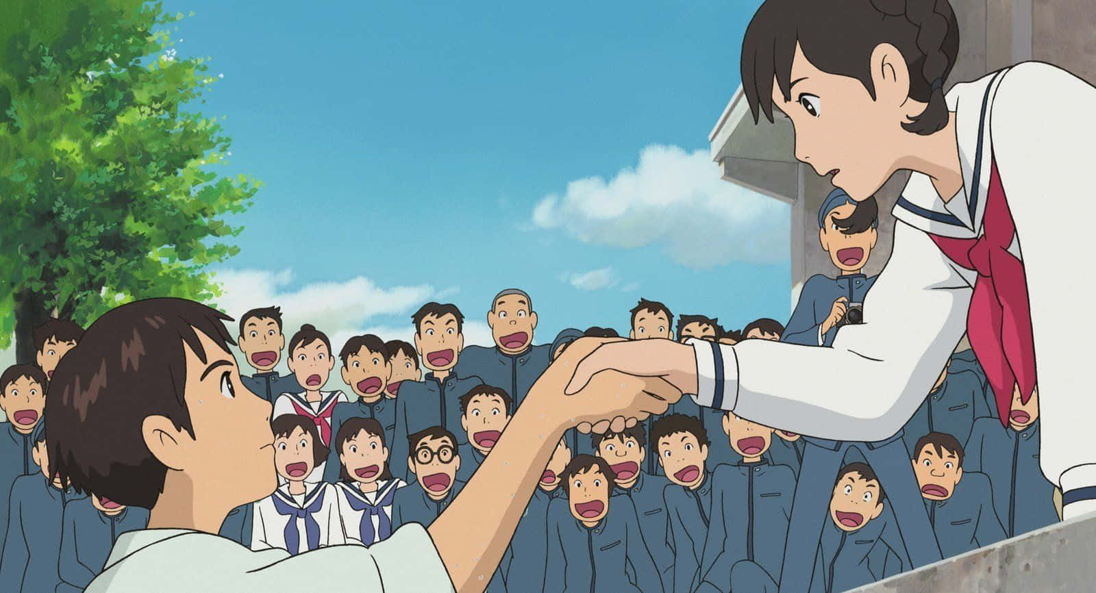 kiki's delivery service 桌布 壁紙 — 一個年輕男孩與一個穿著校服的女孩握手，同學們在明亮的藍天下驚訝地觀看。