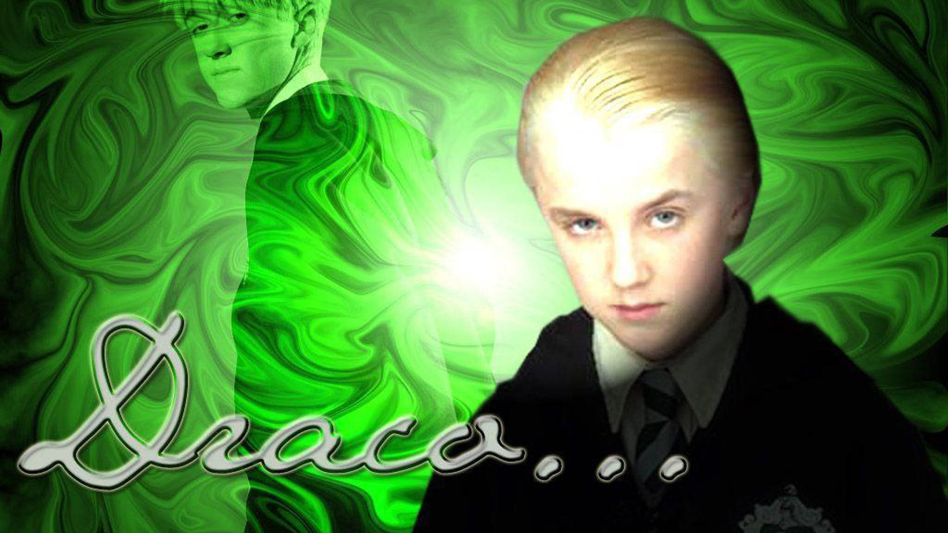 draco 桌布 壁紙 — 一個年輕的Draco Malfoy穿著霍格華茲制服，在旋轉的綠色魔法背景前凝視前方，下方寫著他的名字。