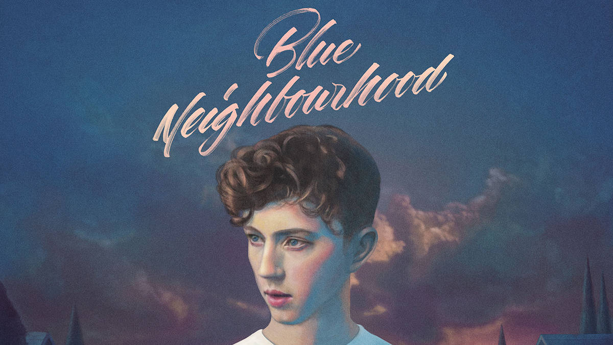 Sivan 桌布 壁紙 — 一個年輕的人，有捲髮，在帶有柔軟雲朵和「Blue Neighbourhood」文字的黃昏天空下沉思地凝視。