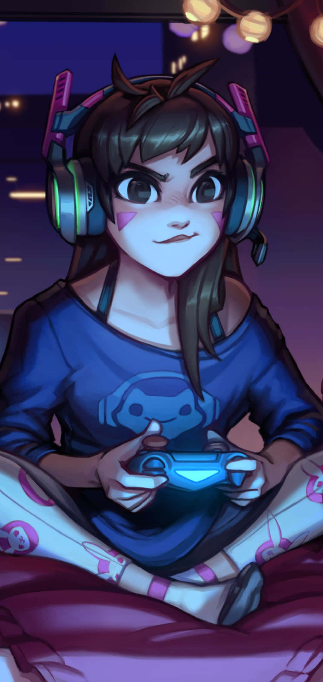 Dva Overwatch 桌布 壁紙 — 一個年輕的動漫女孩，戴著貓耳和耳機，盤腿坐在床上，在溫暖的串燈下拿著發光的遊戲控制器。