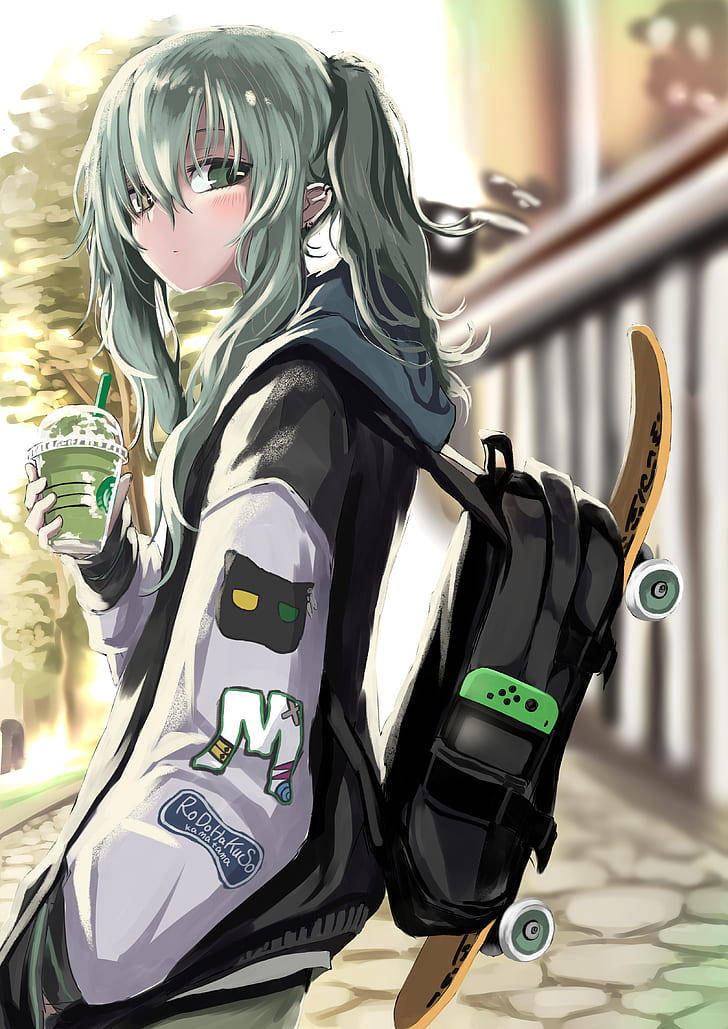 高清 桌布 壁紙 — 一個年輕的動漫女孩，擁有藍綠色頭髮，在陽光普照的石徑上拿著綠色飲料，同時揹著滑板和背包。