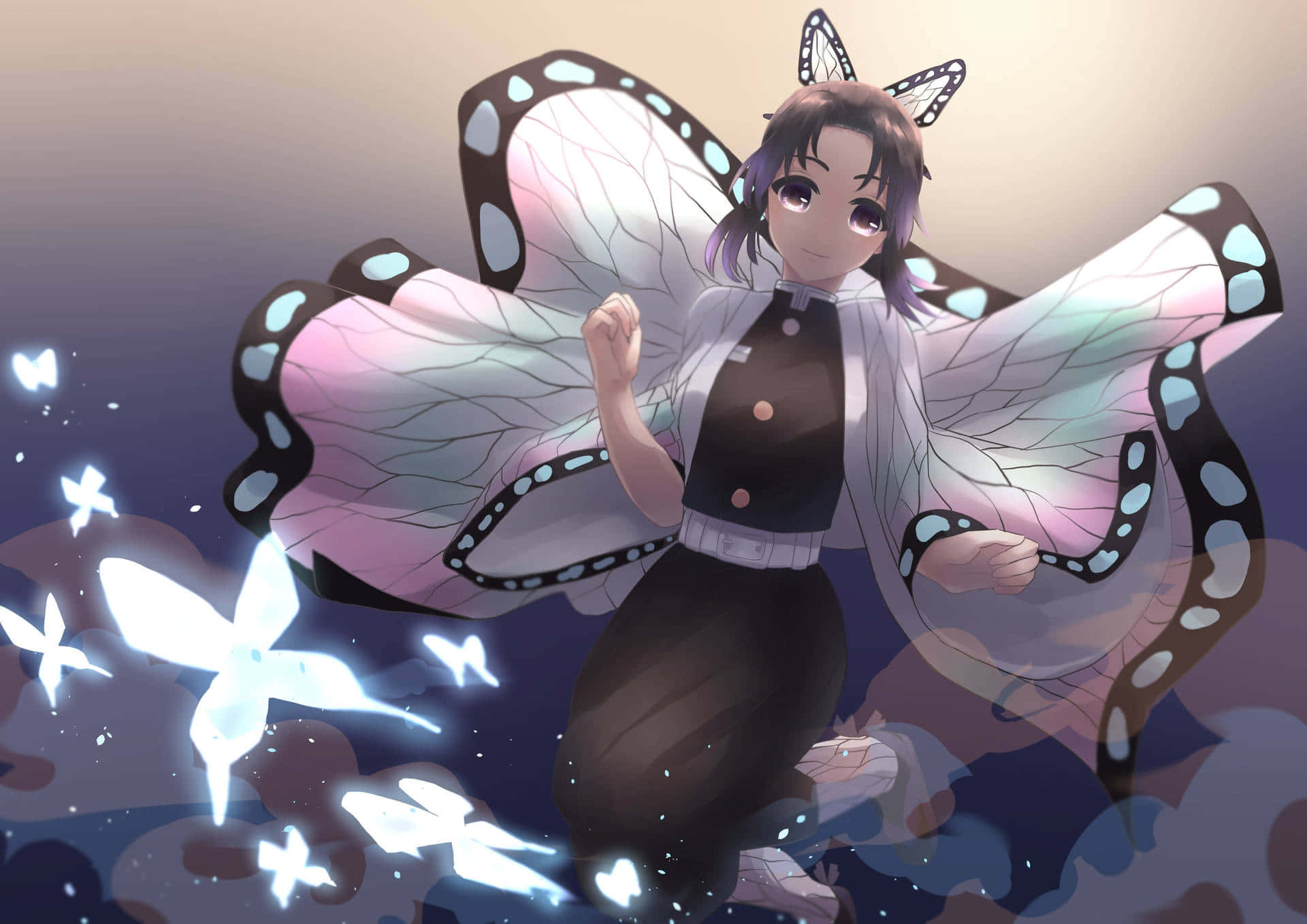 Demon Slayer Corps 桌布 壁紙 — 一個年輕的動漫女孩，擁有蝴蝶翅膀和觸角，在柔和漸變的天空背景下漂浮在發光的蝴蝶之中。