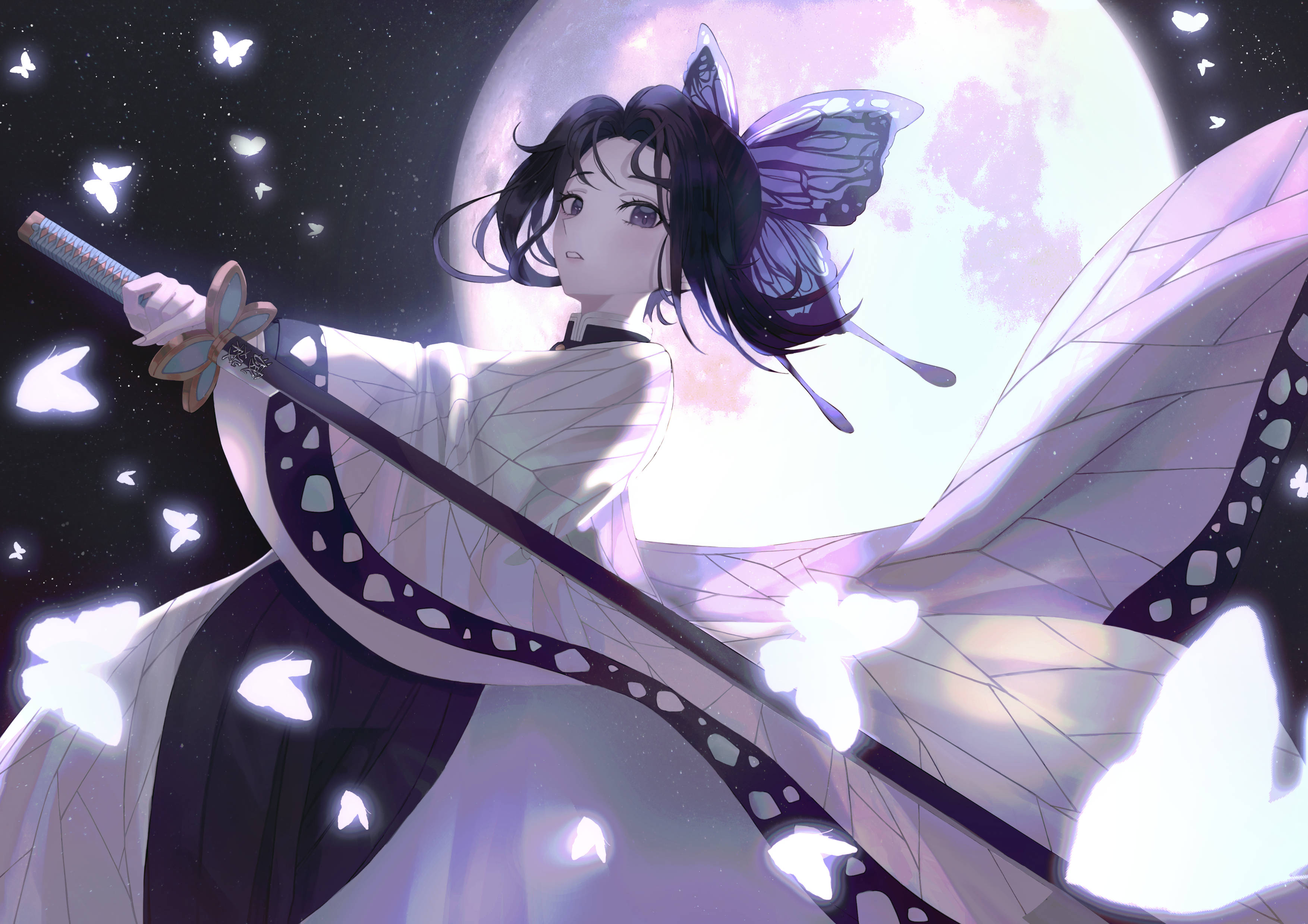 Shinobu 桌布 壁紙 — 一個年輕的動漫女孩，擁有蝴蝶翅膀和一把劍，站在一個發光的滿月前，周圍漂浮著蝴蝶。