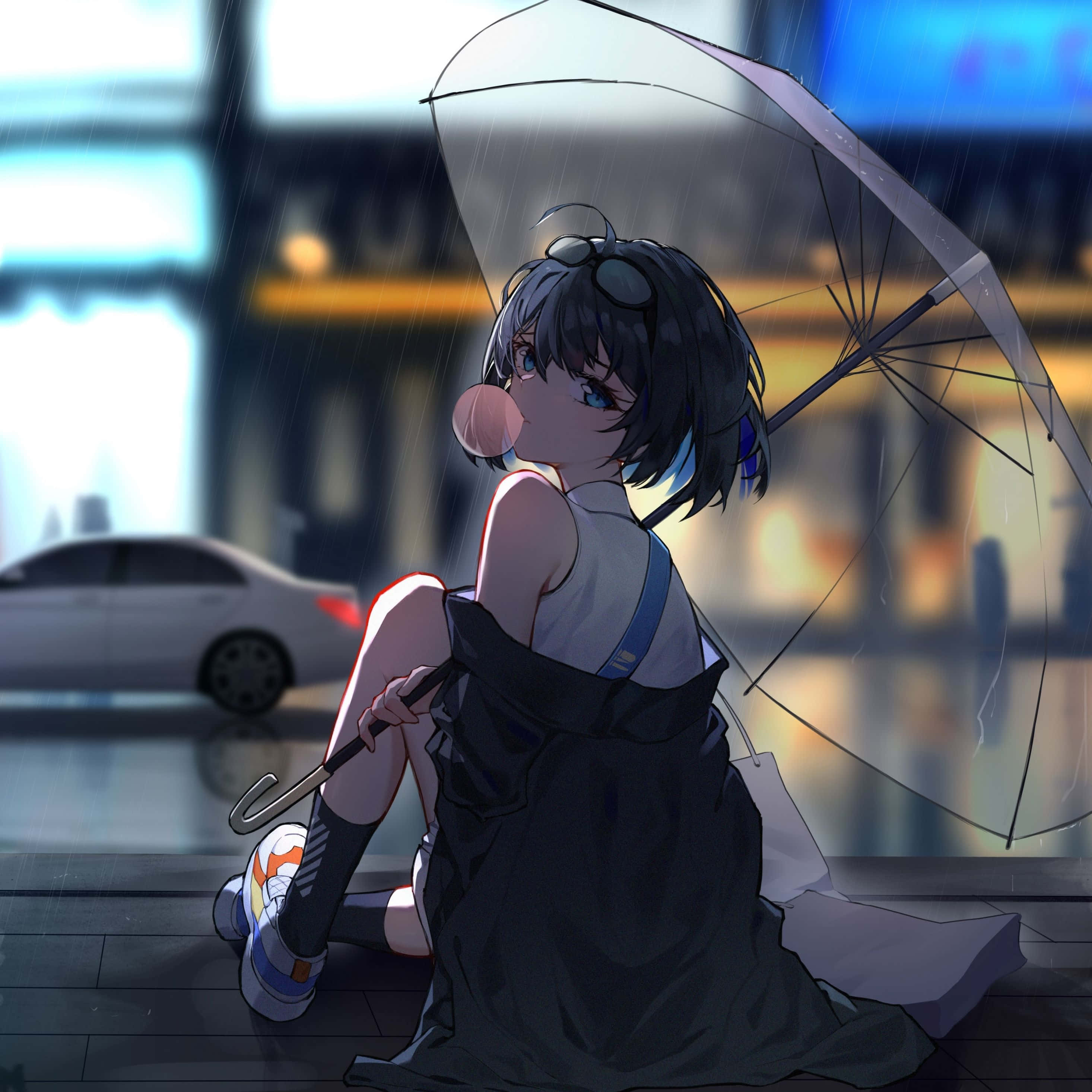 iPad Anime 桌布 壁紙 — 一個年輕的動漫女孩，深色頭髮，坐在濕漉漉的人行道上，撐著雨傘，夜晚的城市模糊不清，雨在下。